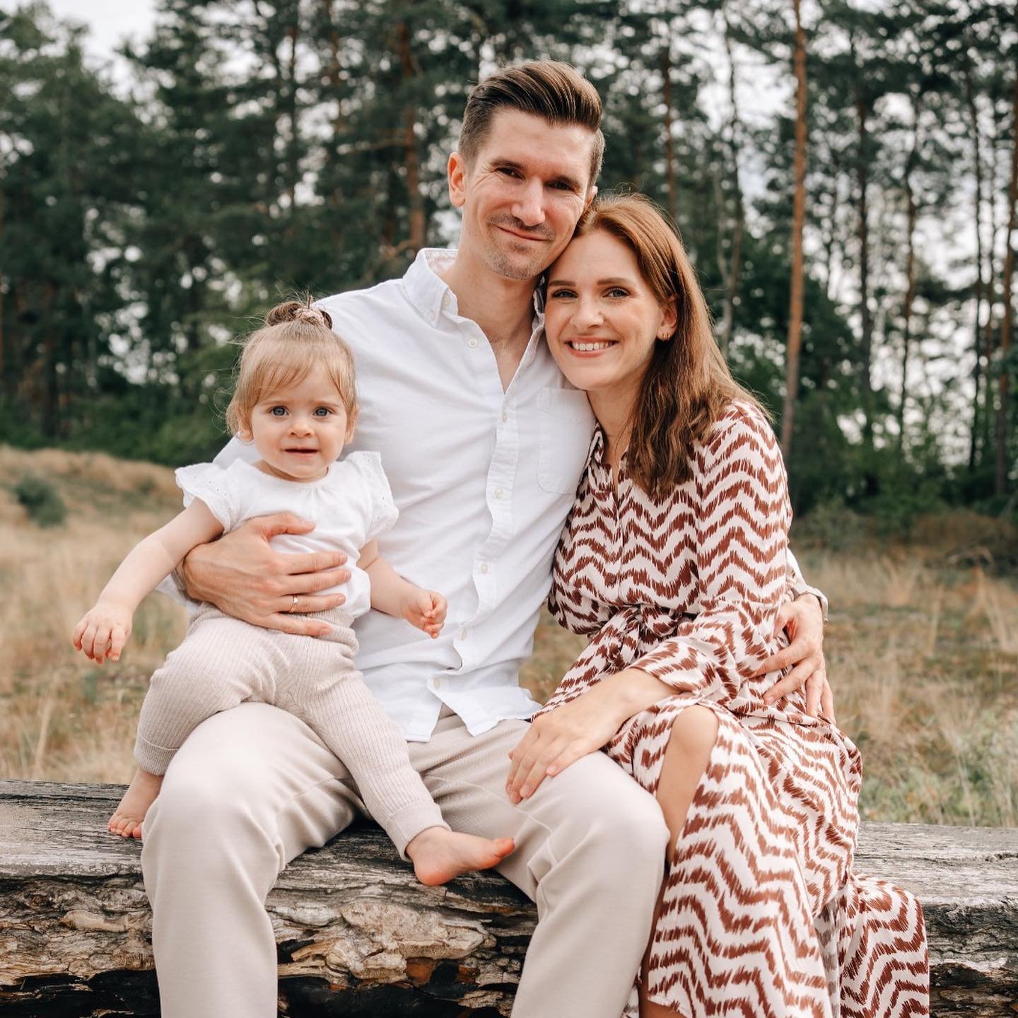 The weather is slowly getting nicer again, the evenings are getting longer, and my camera is desperately calling out. 😅 Have you ever considered having your family photographed in a relaxed atmosphere? What are you waiting for? Get in touch and toge