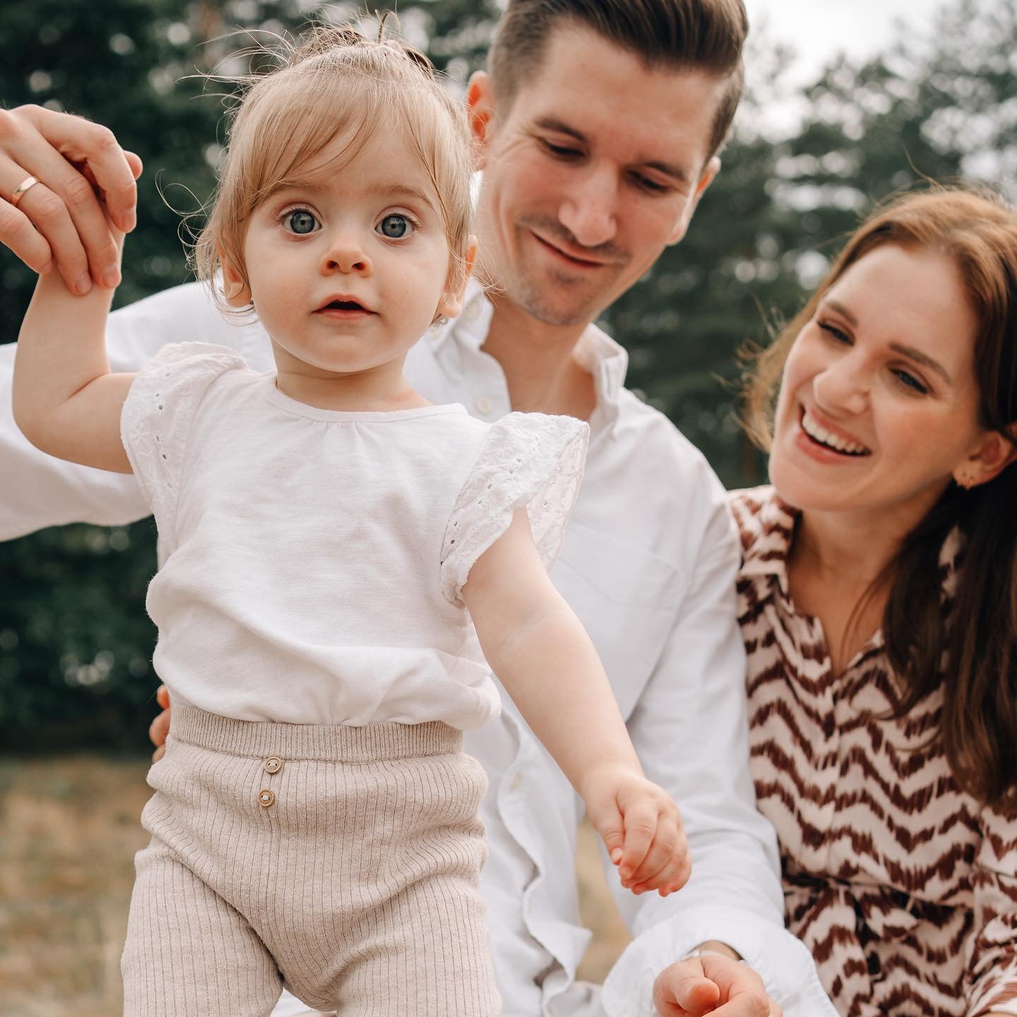 And our hands will hold you whenever you need us. 💫 #family #familyphotography #familyportrait #familyphotographer #baby #newborn #newbornphotography #naturalphotography #vibrantphotography #authenticfamilyphotography