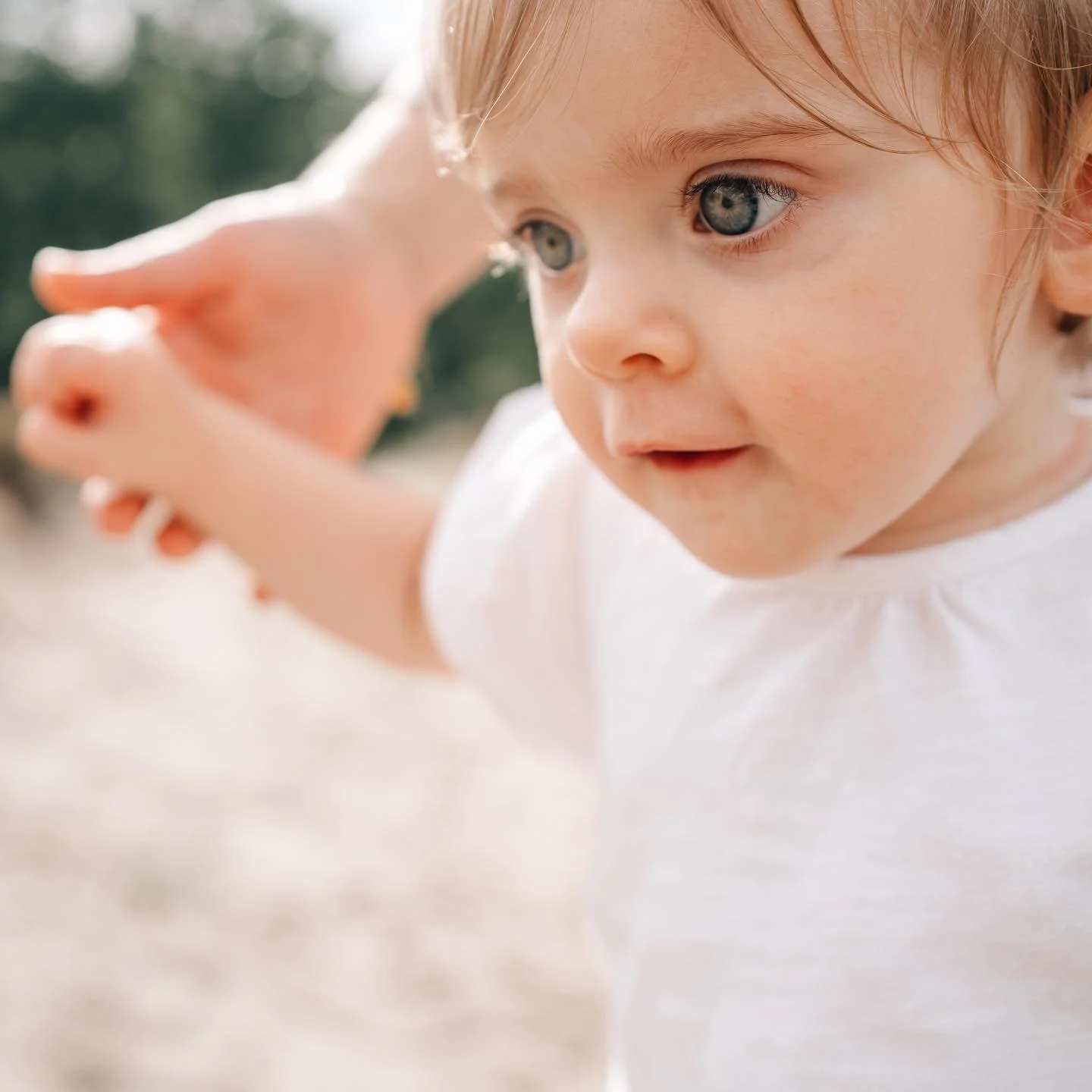 One to two years old &ndash; I absolutely love this age for family photoshoots. ☺️ The little explorers are so proud to finally be able to walk and don't want to stop at all. If you embrace this during the shoot and simply accompany your children as 