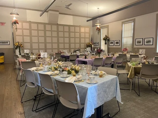 Decorated tables in spring colors