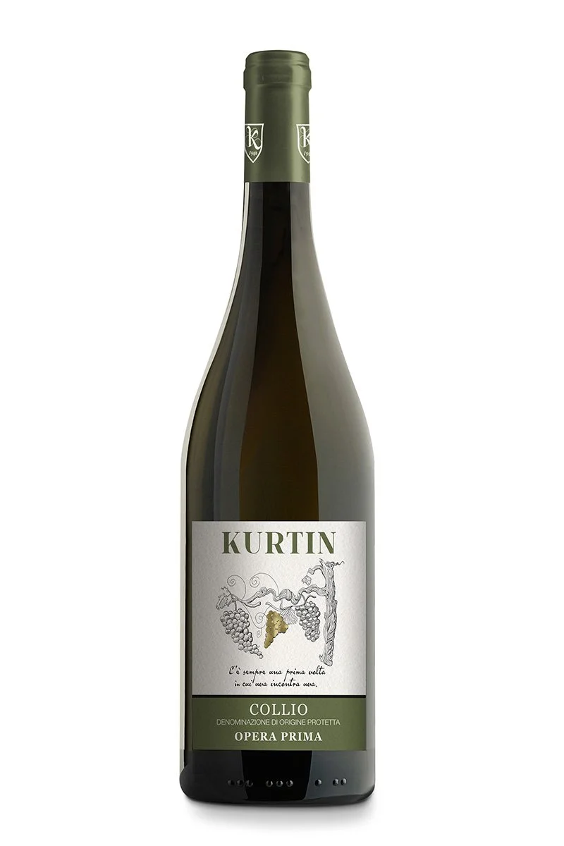 Bottiglia di vino bianco Kurtin Collio, con etichetta che mostra un grappolo d'uva e un albero, sfondo bianco.
