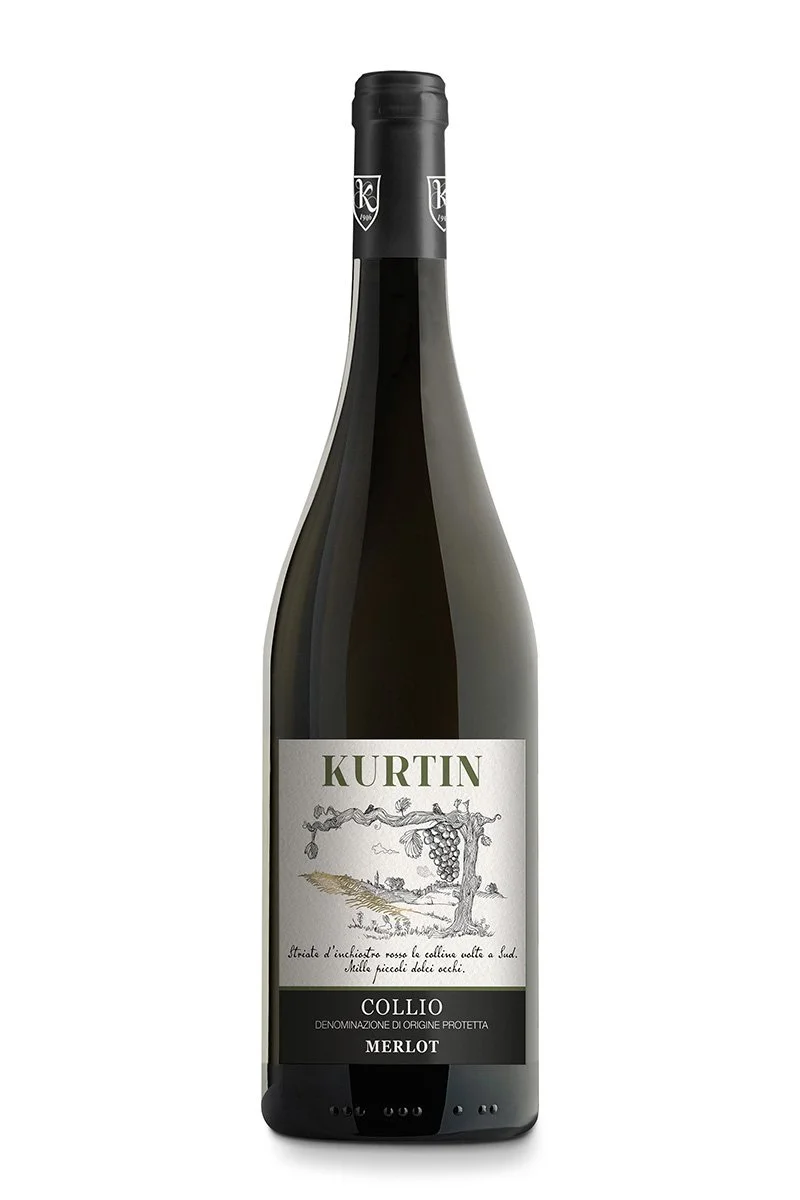 Bottiglia di vino rosso Kurtin Merlot, proveniente dalla regione Collio, con etichetta che mostra un albero di vite e paesaggio campestre.