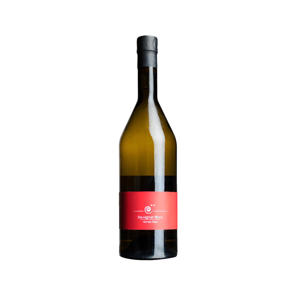 Bottiglia di vino bianco Sauvignon Blanc con etichetta rossa sullo sfondo nero