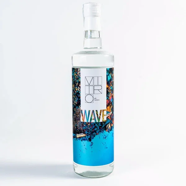 Bottiglia di acqua minerale con etichetta colorata e scritta 'Wave'