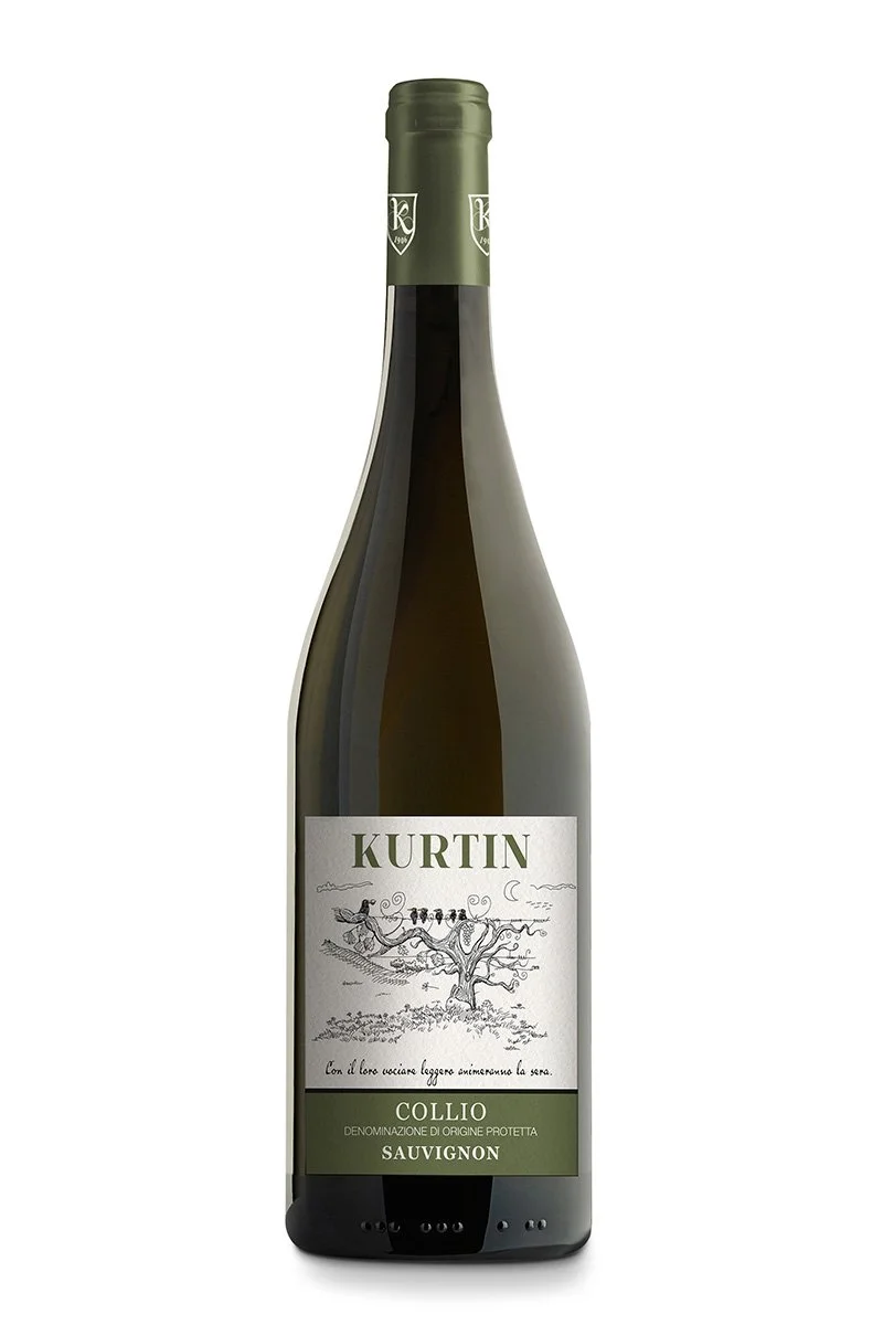 Bottiglia di vino rosso con etichetta che reca il nome 'Kurtin', proveniente dalla regione Collio, varietà Sauvignon.