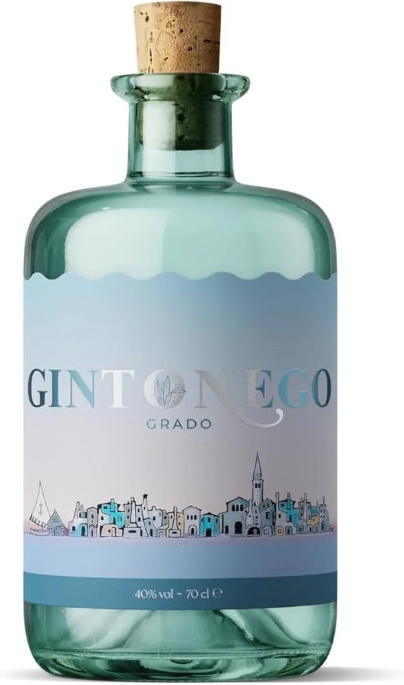 Bottiglia di grappa con etichetta che mostra un paesaggio di un villaggio bianco e blu con un campanile, e la scritta 'Gintonego Grado'.