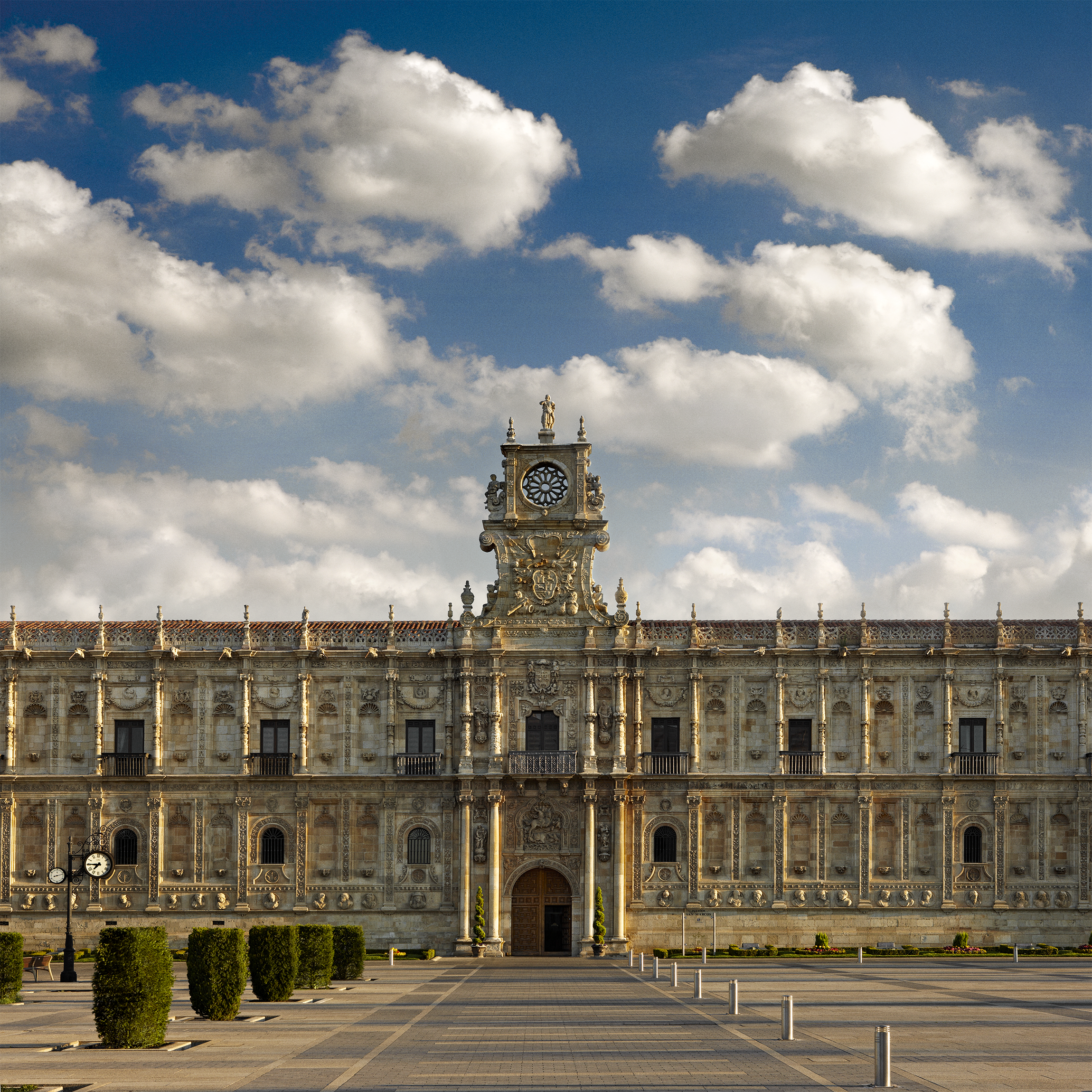 Parador de León.png