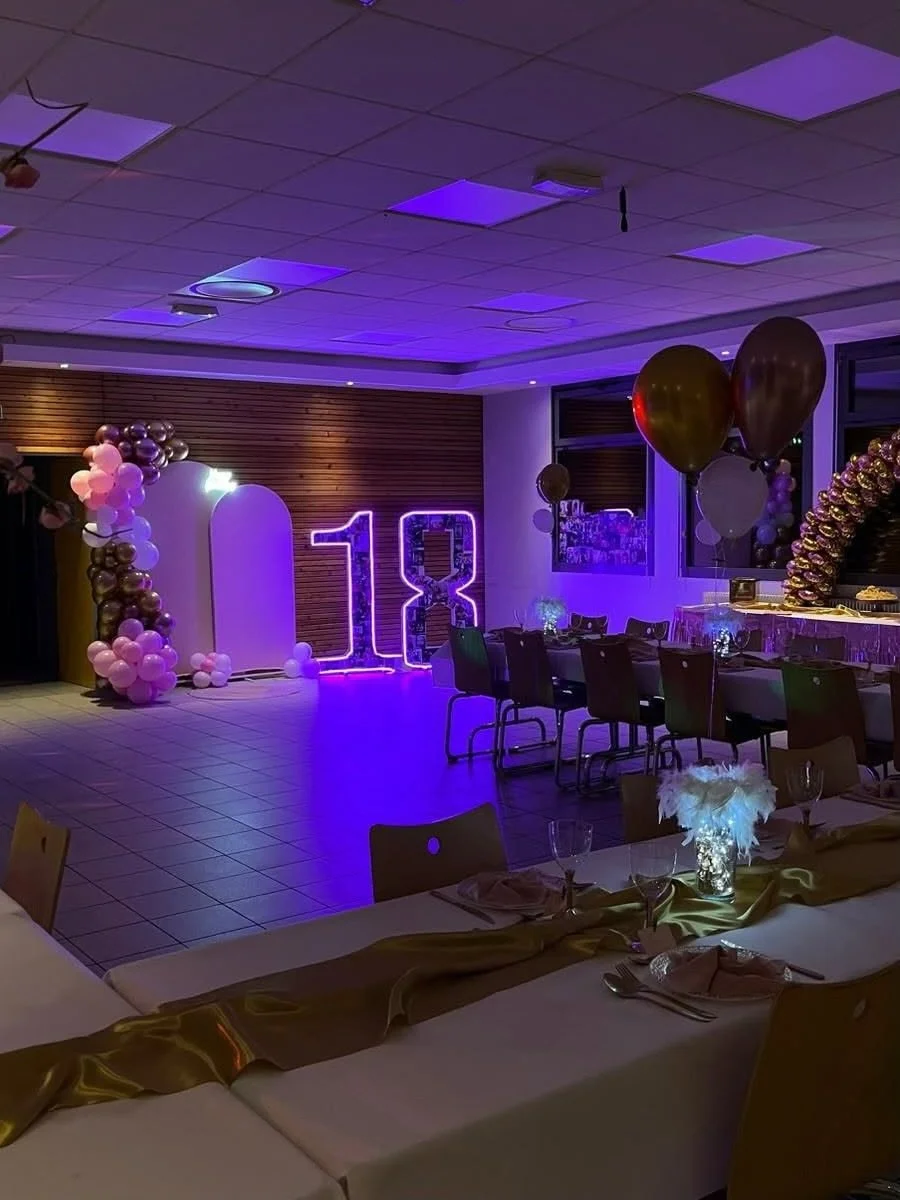 ✨ 18 ans.
La salle est pr&ecirc;te.
La nuit peut commencer.

🎈 par @j.t_event 

#18ans #anniversaire18ans #birthdayvibes #soir&eacute;edanniversaire #fete18ans #instabirthday #eventvibes #decoanniversaire