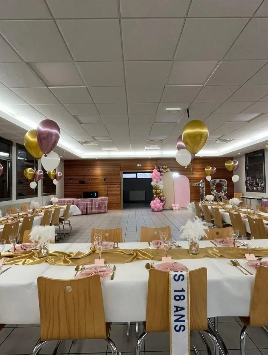 ✨ 18 ans de Liz&eacute;a &ndash; Partie 2 ✨

Deuxi&egrave;me regard sur cette salle de r&eacute;ception sublim&eacute;e pour c&eacute;l&eacute;brer les 18 ans de Lizea 🤍
Un plan large qui r&eacute;v&egrave;le toute l&rsquo;ambiance : des tons roses,