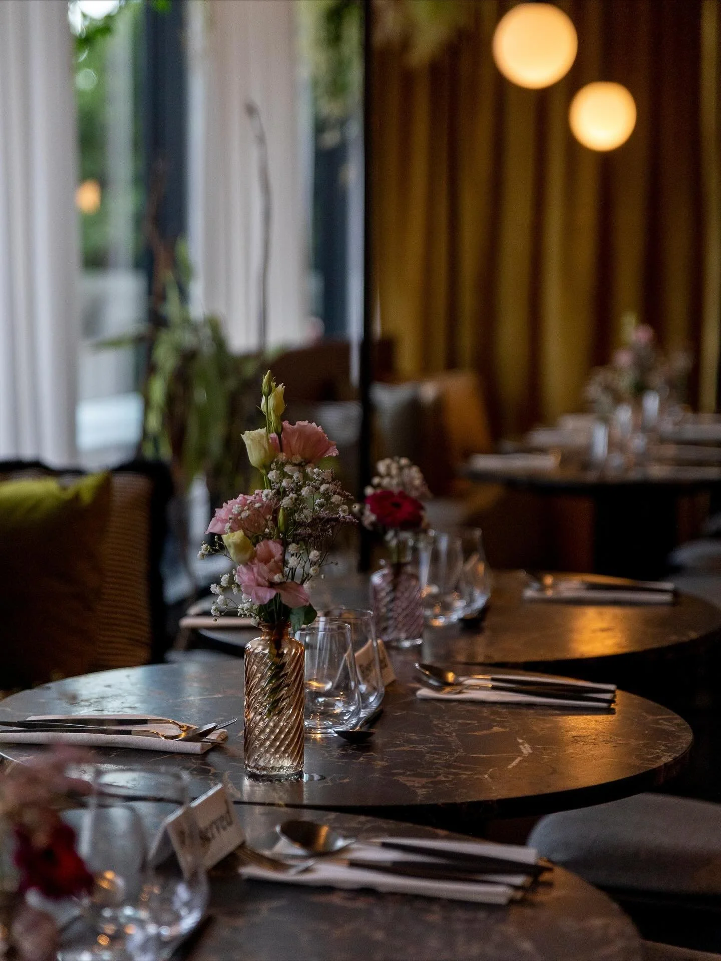 Quand le lieu s&rsquo;y pr&ecirc;te, il n&rsquo;est pas n&eacute;cessaire d&rsquo;en faire trop.
Une d&eacute;coration de mariage simple mais &eacute;l&eacute;gante pour Yasmine &amp; Ayoub. 💐

Main dans la main, nous avons imagin&eacute; une sc&eac