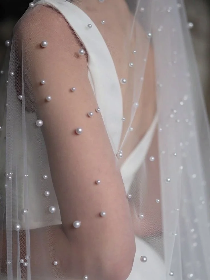 Le Glam Wedding s&rsquo;impose comme la tendance phare de 2026. Minimalisme et touches luxueuses se m&ecirc;lent pour un rendu &eacute;pur&eacute;, chic et ultra photog&eacute;nique. ✨
 
Peau lumineuse et naturelle, cheveux simples mais soign&eacute;