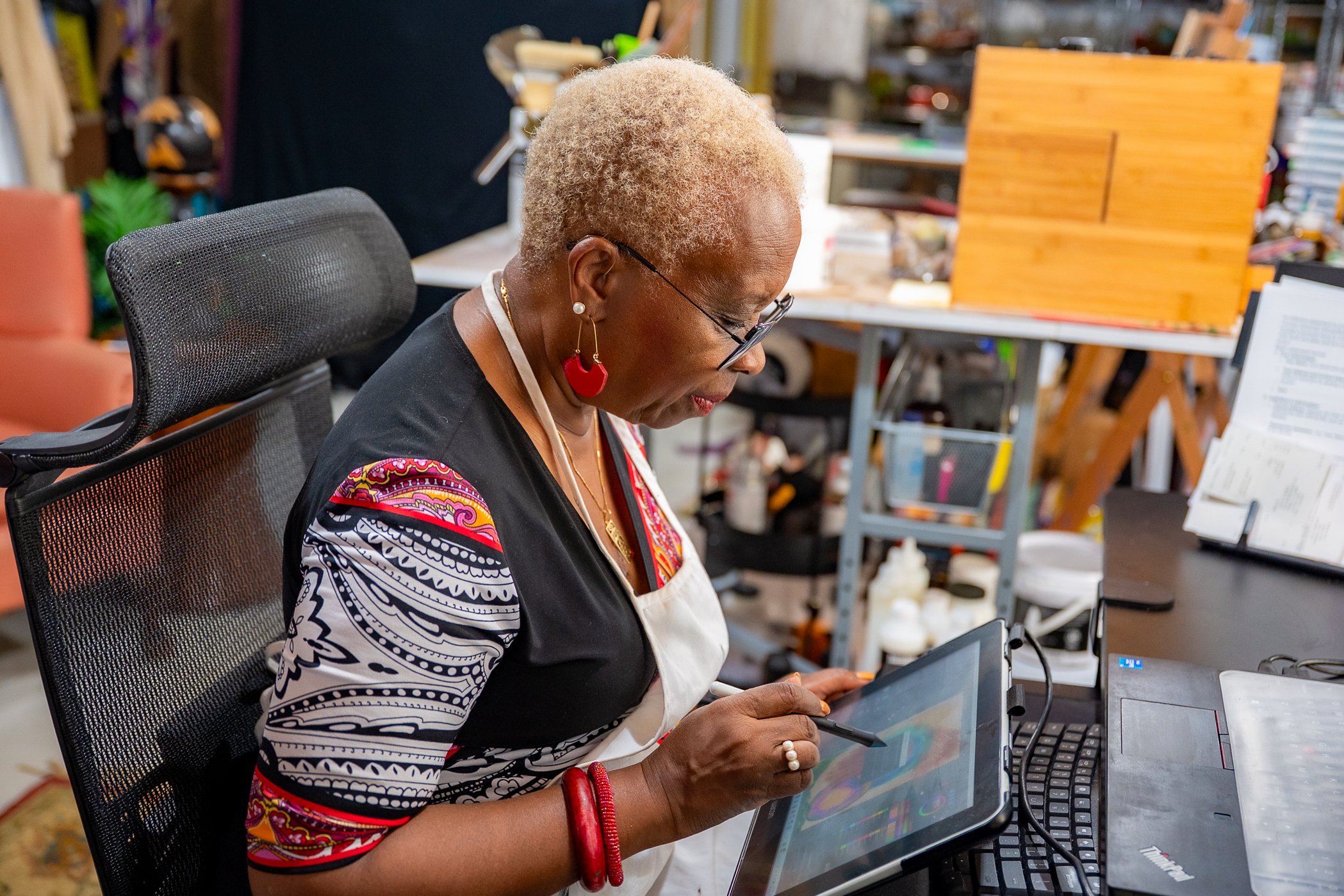 Gaylotta Murray creating art