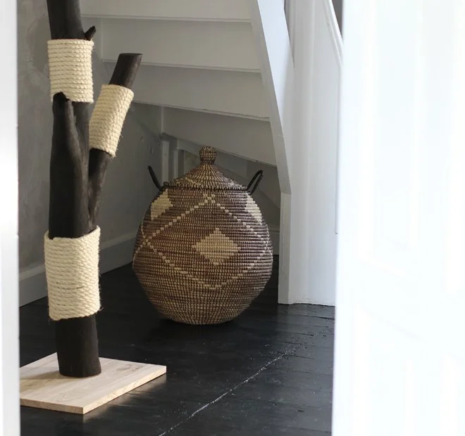 Kradsetræ til katte i sort træ og lys natur-
sisal ved trappe.