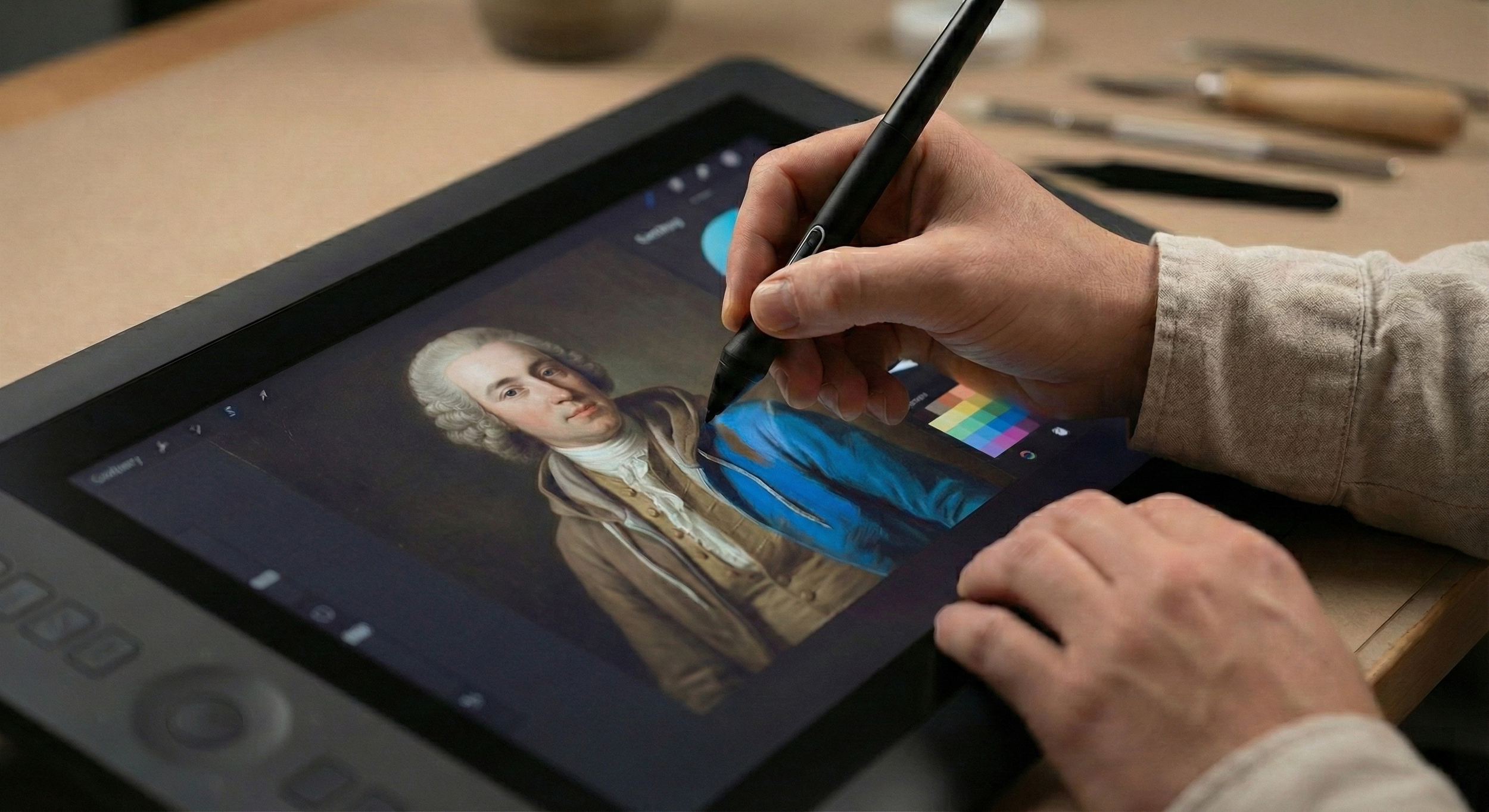 Person retuschiert ein digitales Porträt eines Mannes auf einem Tablet mit einem Digitalkünstler-Stift.