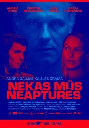 Movie poster with large centered face of a man, smaller faces of two women on either side, and bold red and blue text in Lithuanian.