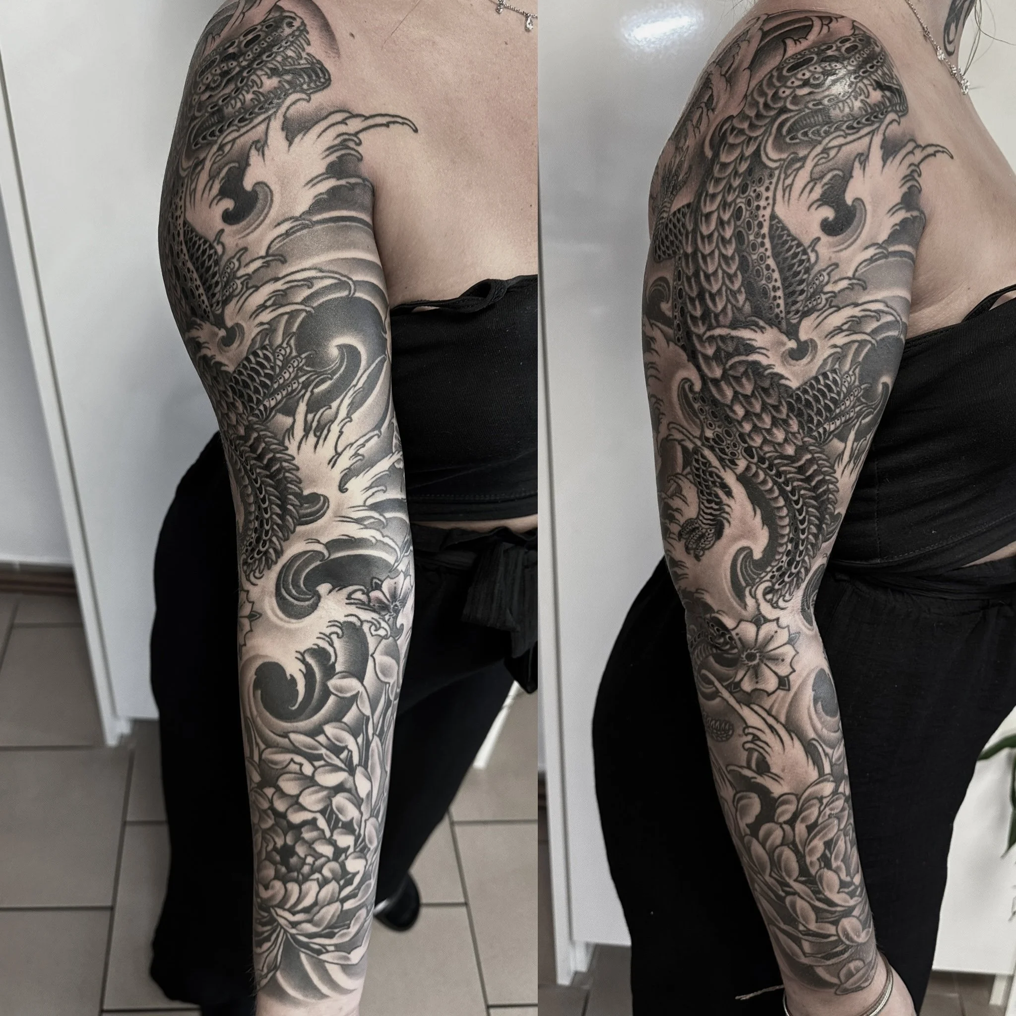 Schwarz-weiß Tätowierung auf dem Arm einer Person, die einen japanischen Koi-Fisch und Wellen darstellt.