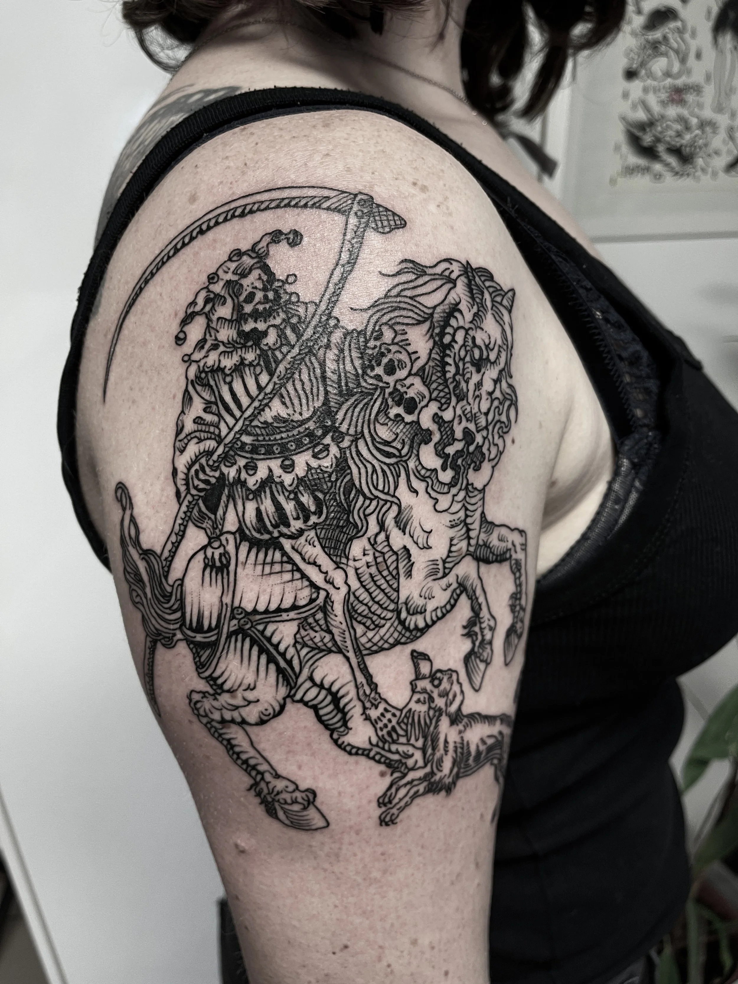 Schwarzer Linien-Tattoo eines Ritters auf einem Pferd auf dem Oberarm einer Person. Der Ritter trägt einen Helm mit Visier, hält eine Lanze, und das Pferd ist detailreich dargestellt.