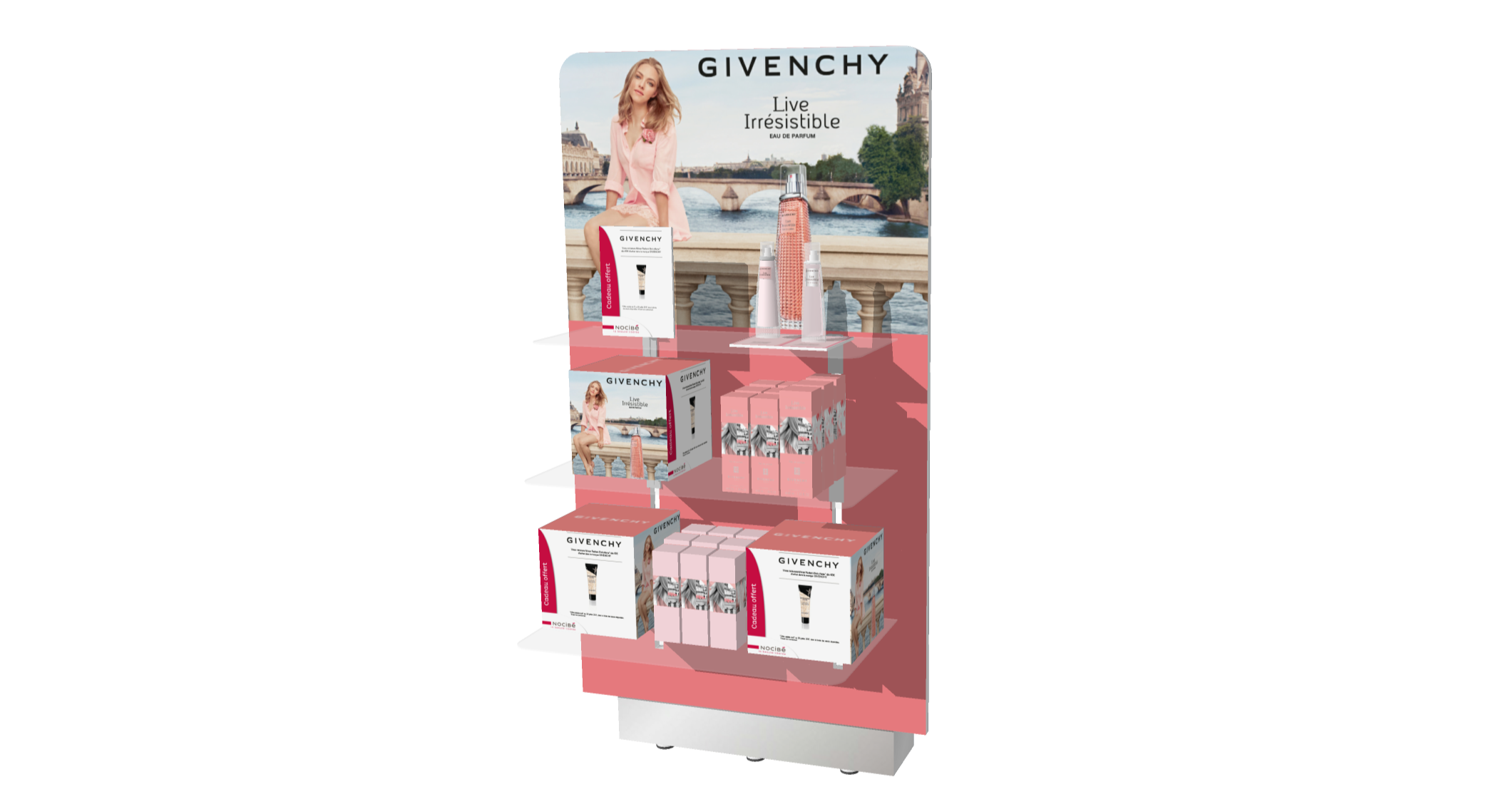 Un présentoir de produits Givenchy avec une affiche publicitaire en arrière-plan représentant une femme assise sur une balustrade avec un pont et un château en fond dans une scène urbaine.