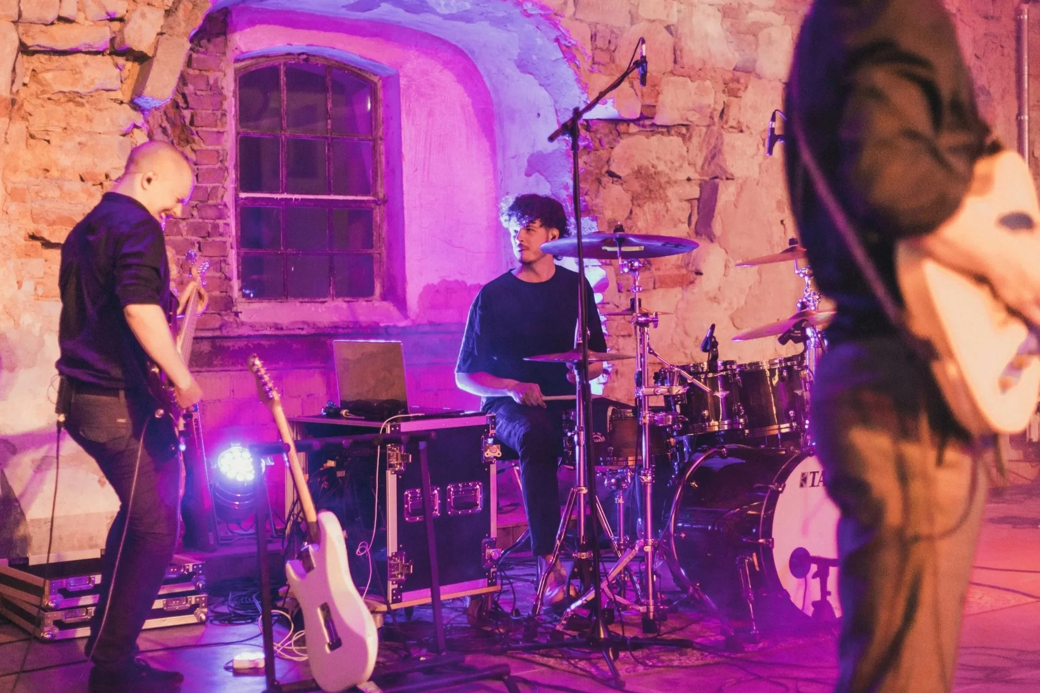 Eine Coverband mit Gitarrist, Bassist und Schlagzeuger spielt auf einer Hochzeit in Ellwangen in einer alten Scheune.