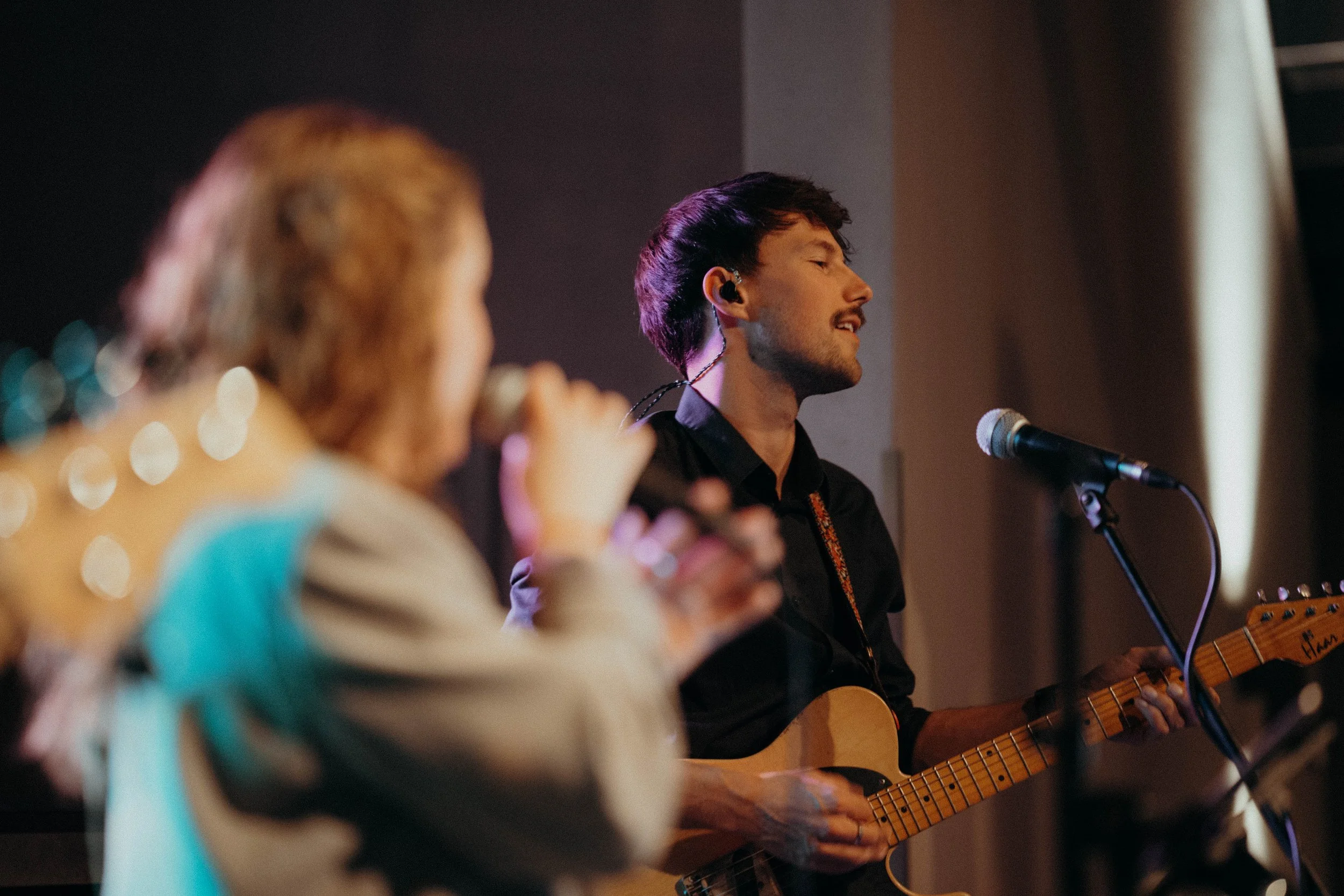 Die Liveband casual chic tritt mit E-Gitarre und Vocals von Corinna Feil in Mainz.