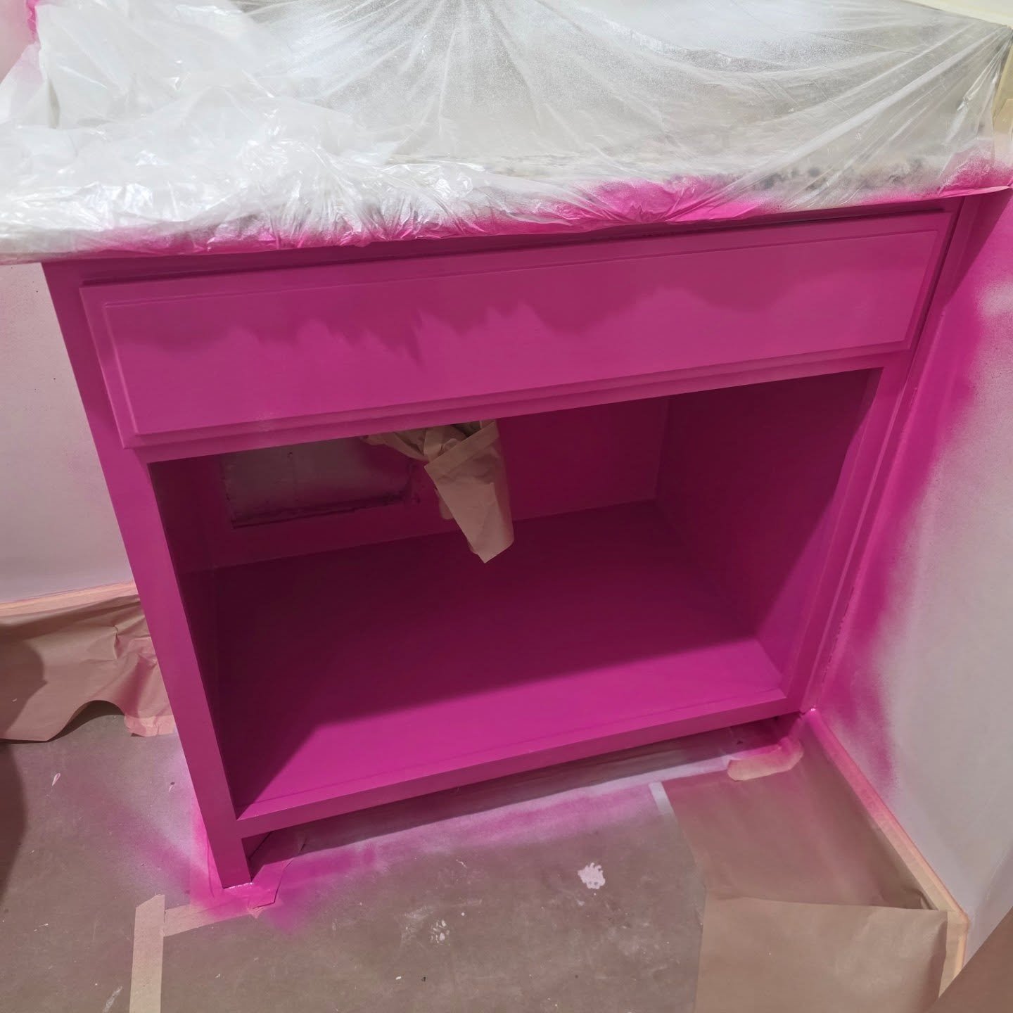 This paint and wallpaper action is so fun! Top to bottom bathroom refresh is a game changer! Good job @jasa_rosseau_interiors for picking the finishes!