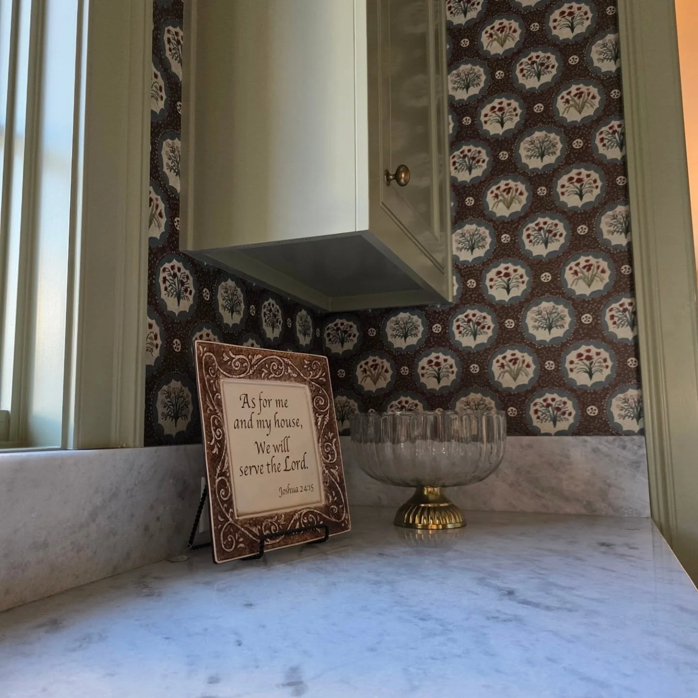 Every room deserves a little delicate plating of wallpaper! 
This pattern is manufactured by @paintedpapery and is always so great to work with! Check out their patterns and ask about our pricing!