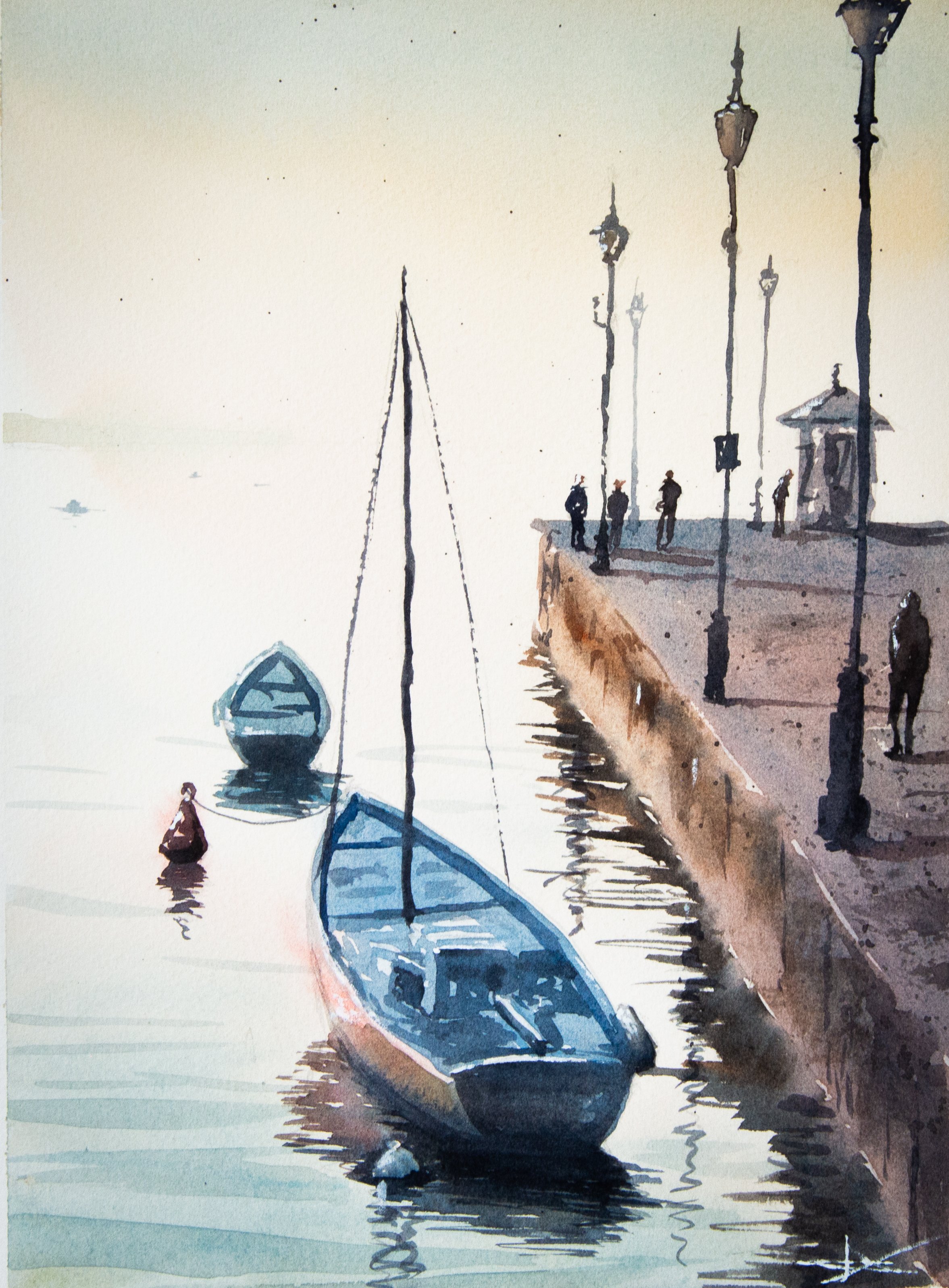 Peinture représentant un quai au bord de l'eau avec un bateau ancré, des lampadaires et des personnes marchant.