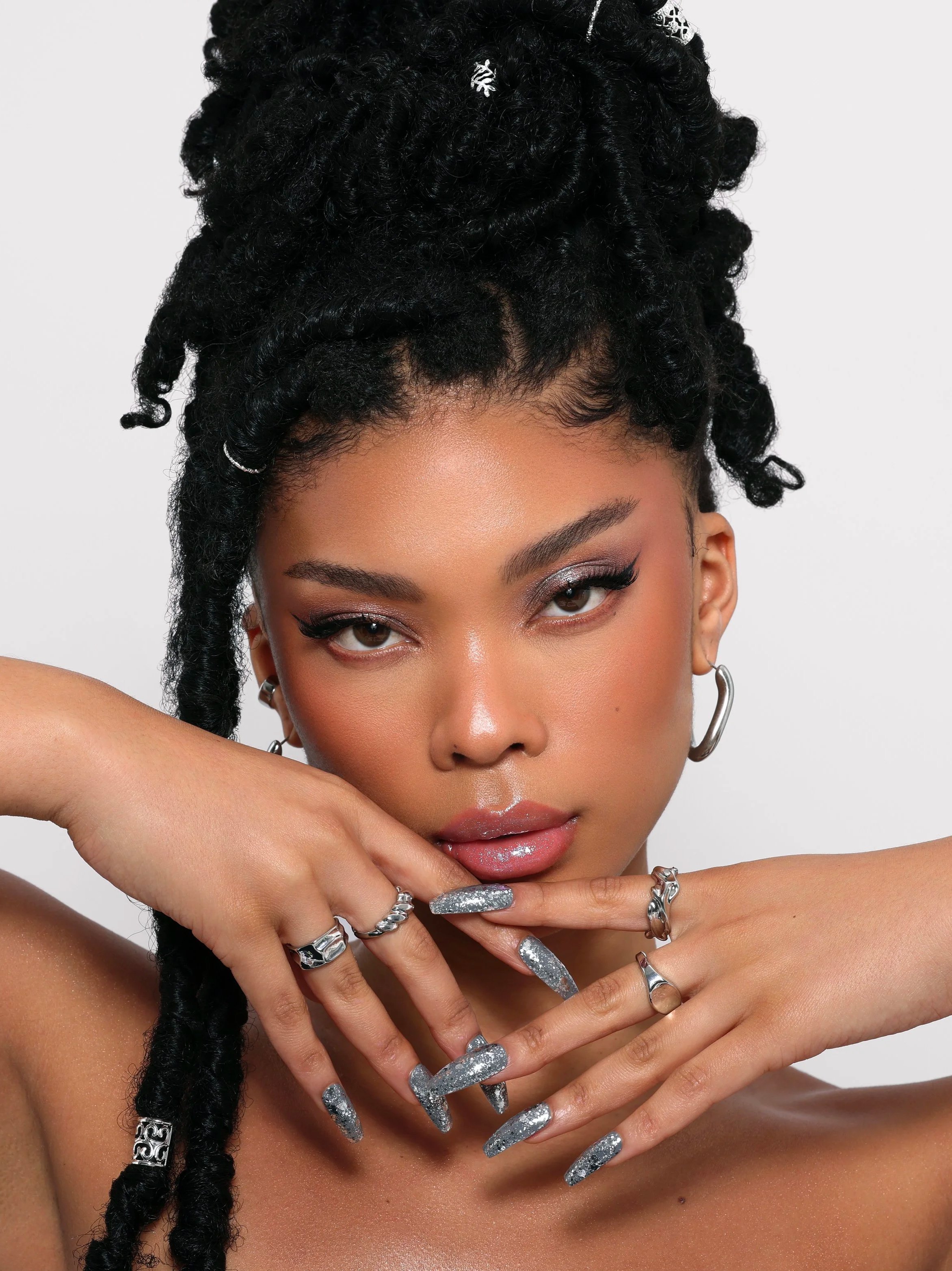 TheGlitterEffectNailModel2.jpg