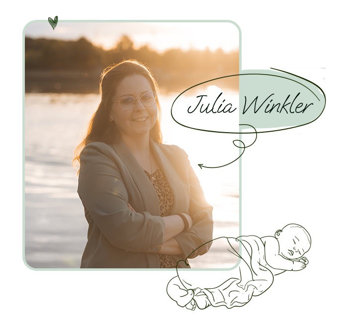 Porträt einer lachenden Frau mit Brille, die vor einem Wasser- und Sonnenuntergang steht, trägt eine graue Jacke und leopardenes Oberteil, mit handgeschriebenem Text "Julia Winkler" in einer Sprechblase.