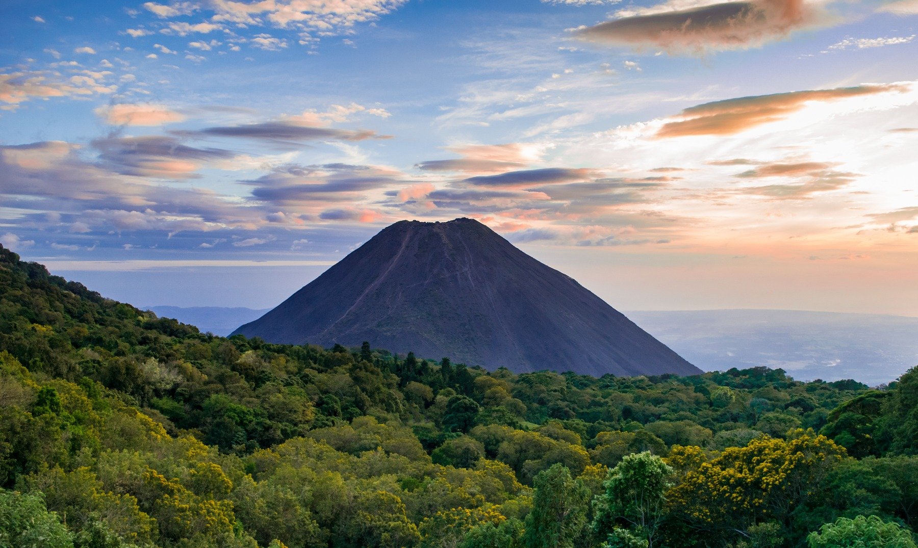 izalco-volcano-in-el-salvador-picture-id907453614.jpg