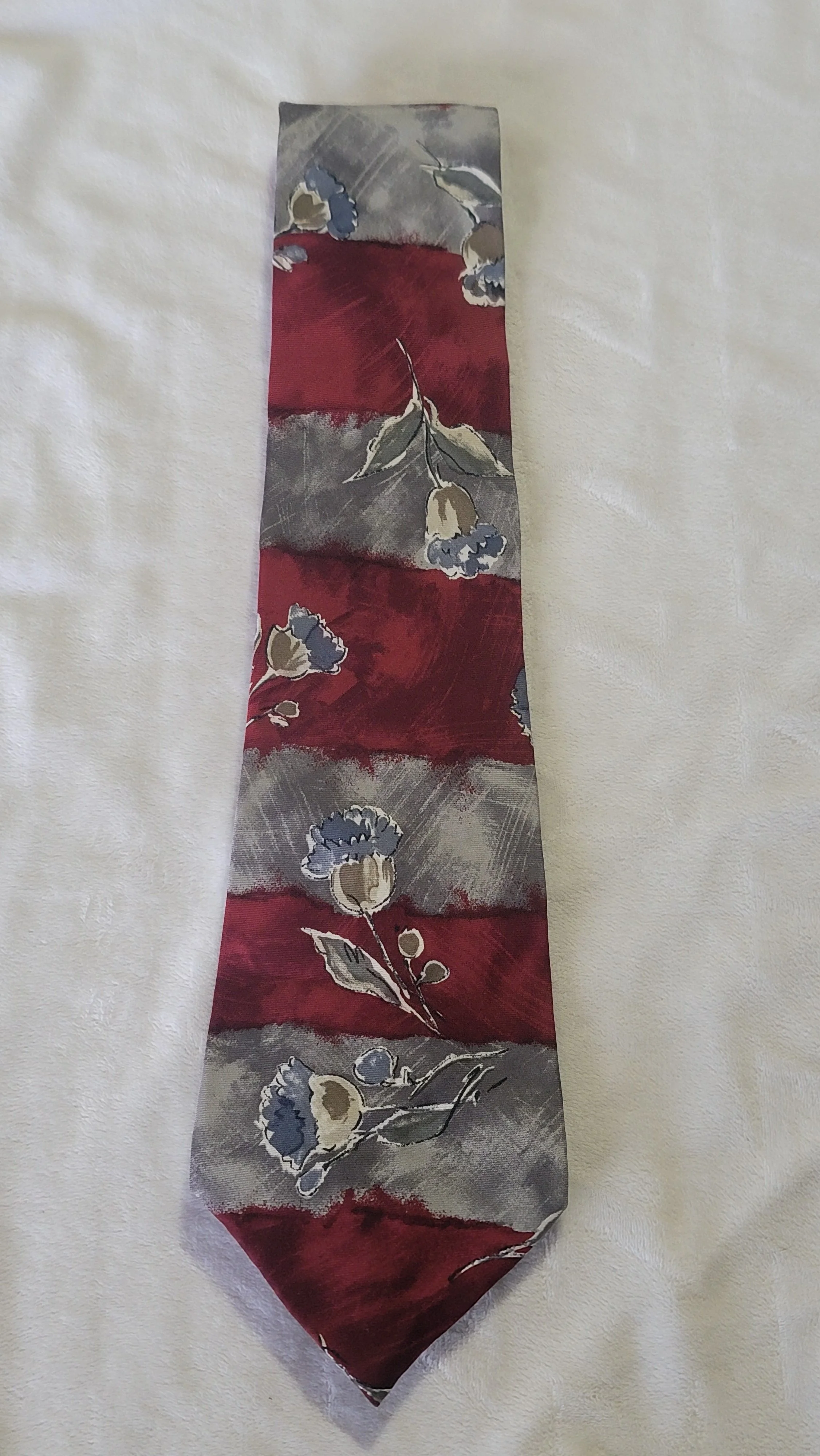 Red and white floral tie