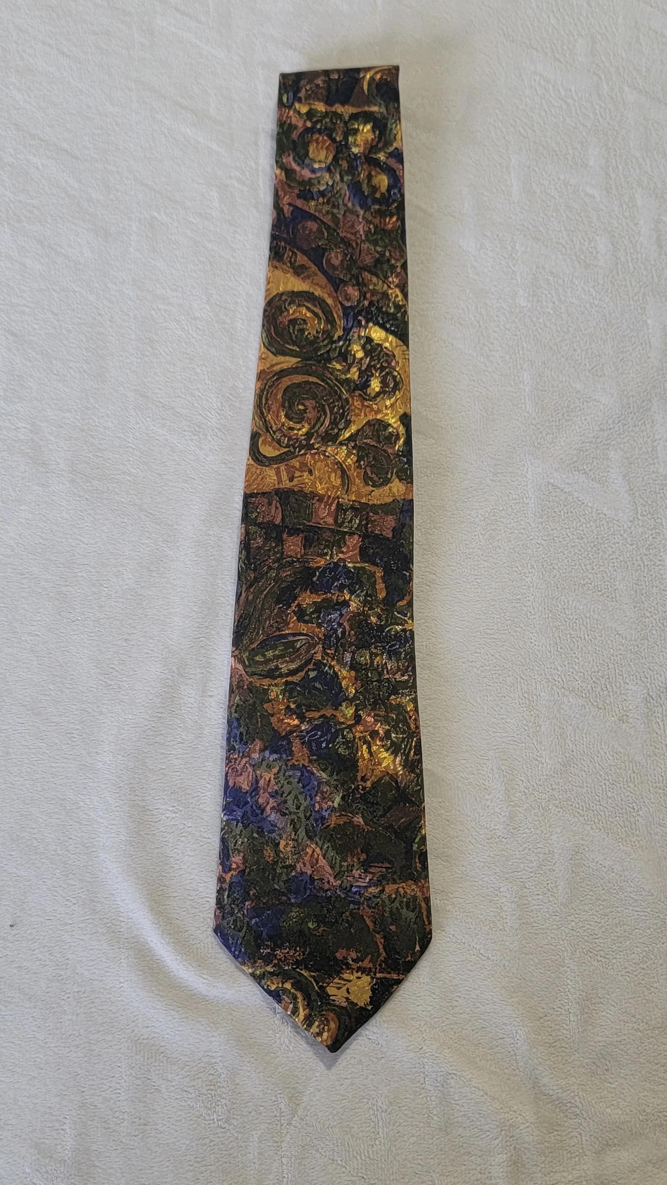 Shimmering Gold Pattern tie