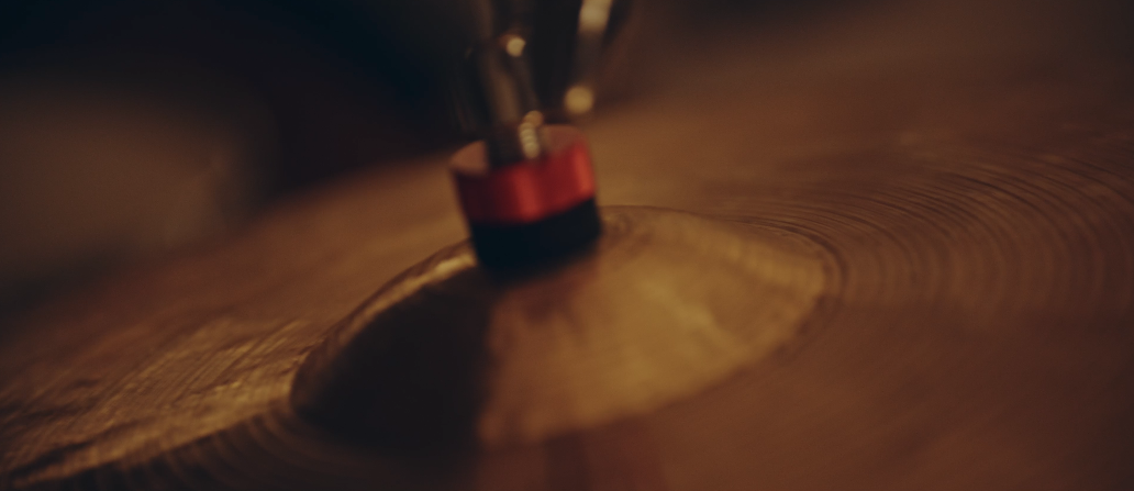 Nahaufnahme eines Beckenrands mit einer vibrierenden Crash-Becken, auf einem Schlagzeug.