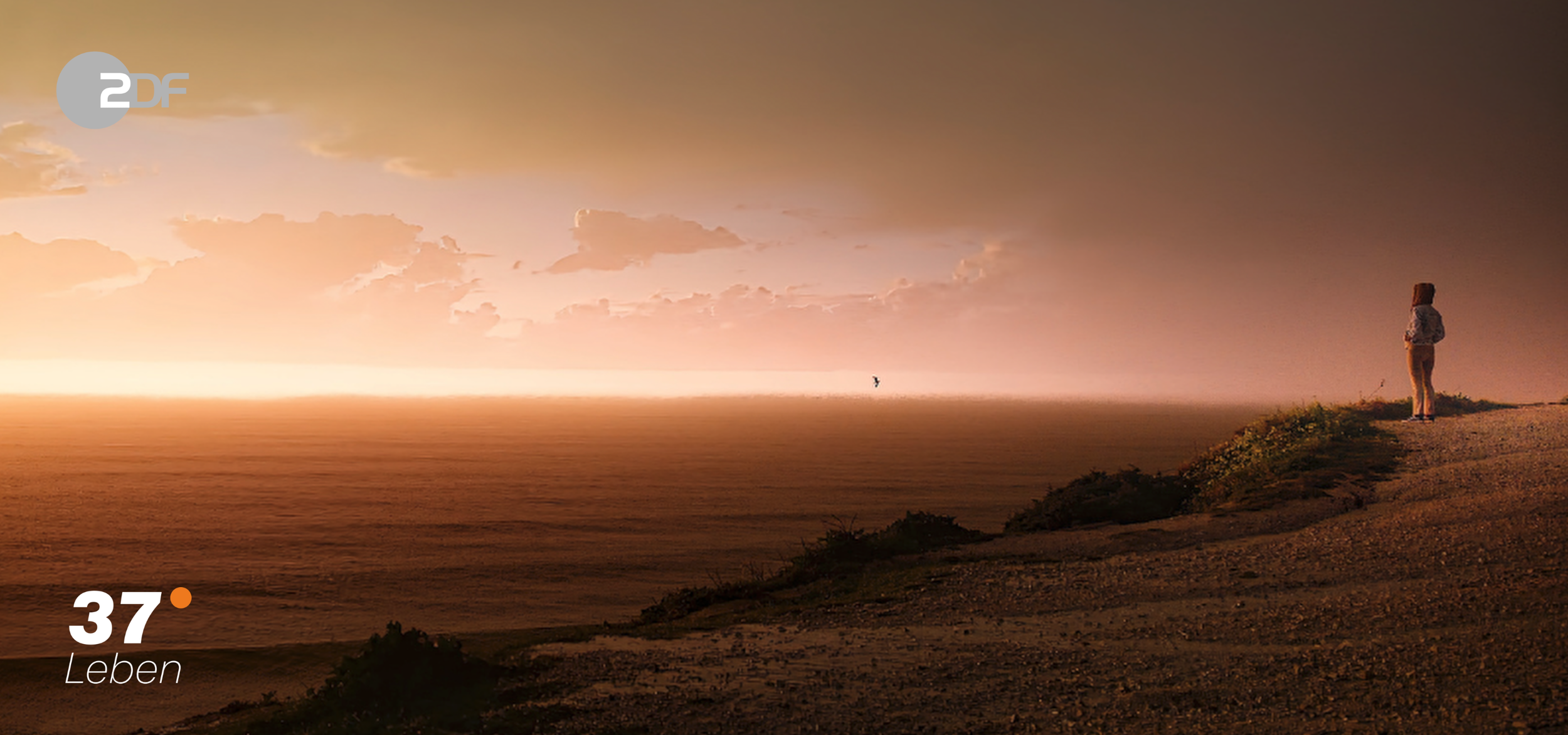 Eine Person steht am Rande einer Klippe und blickt auf das Meer bei Sonnenuntergang. Der Himmel ist teilweise bewölkt, und die Szene ist in warmen Orangetönen gehalten.