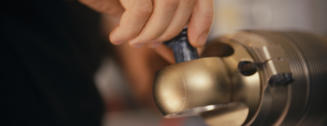 Nahaufnahme eines Handgriffs an einem professionellen Kühl- oder Gefrierschrank.