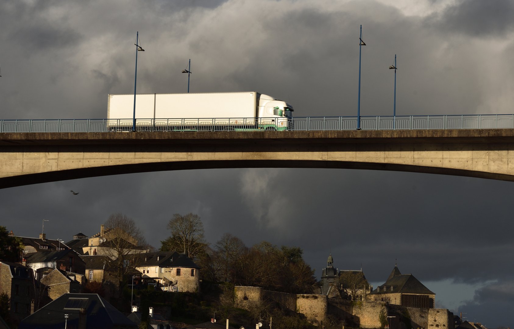 Contre-jour-a-Mayenne-sur-la-riviere.jpg