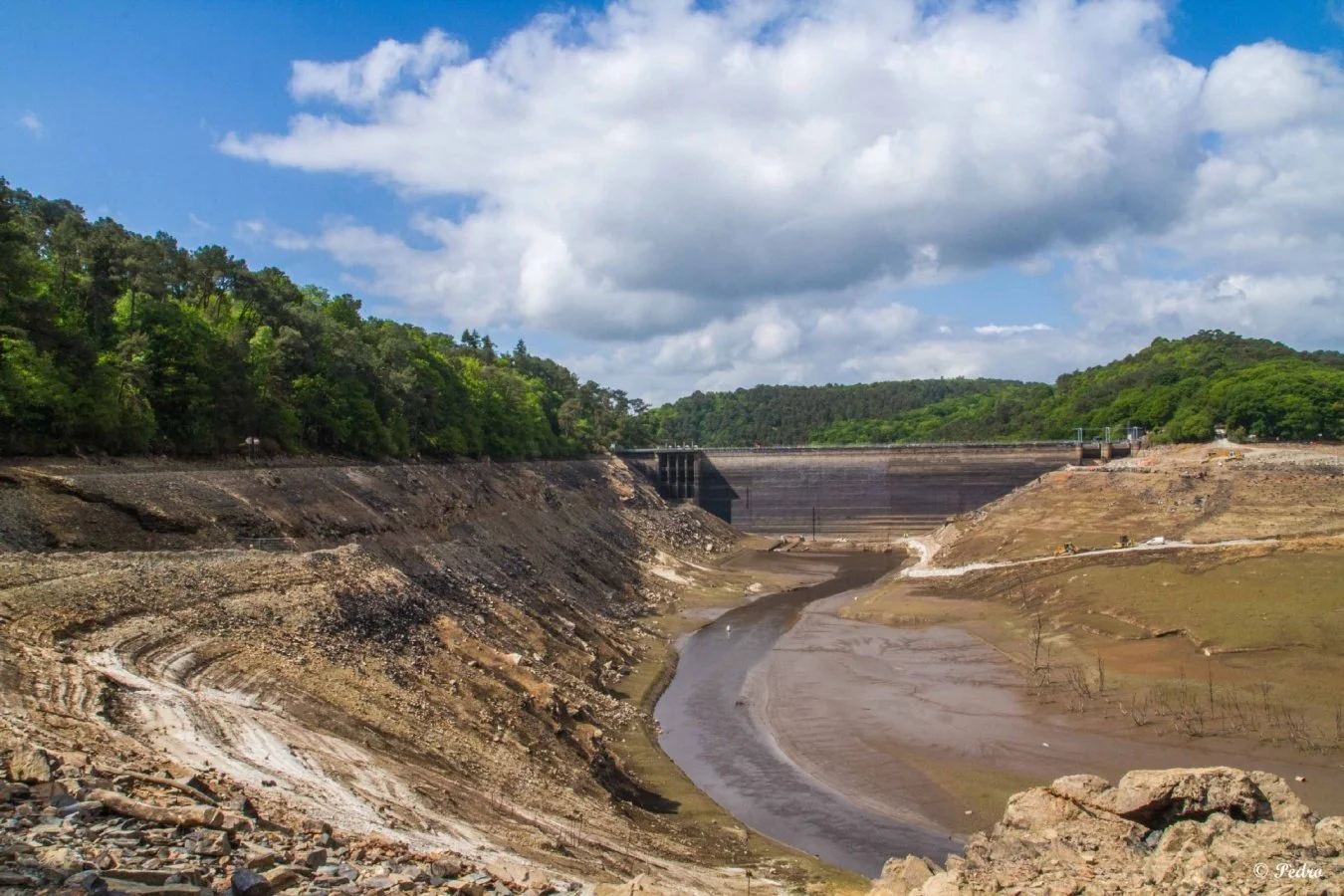Guerlédan-vide-anse-au-barrage-3.jpg