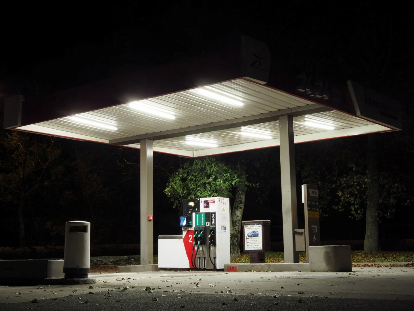 seule-dans-la-nuit.-essence-nocturne-mais-sans-audrey..jpg
