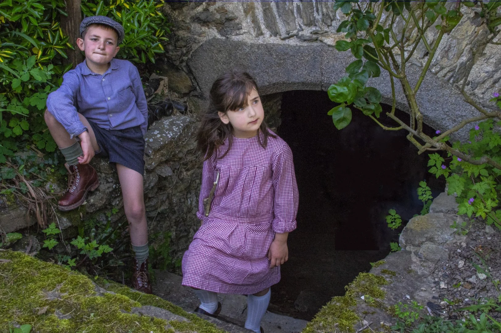 Enfants-sortant-de-la-cave.jpg