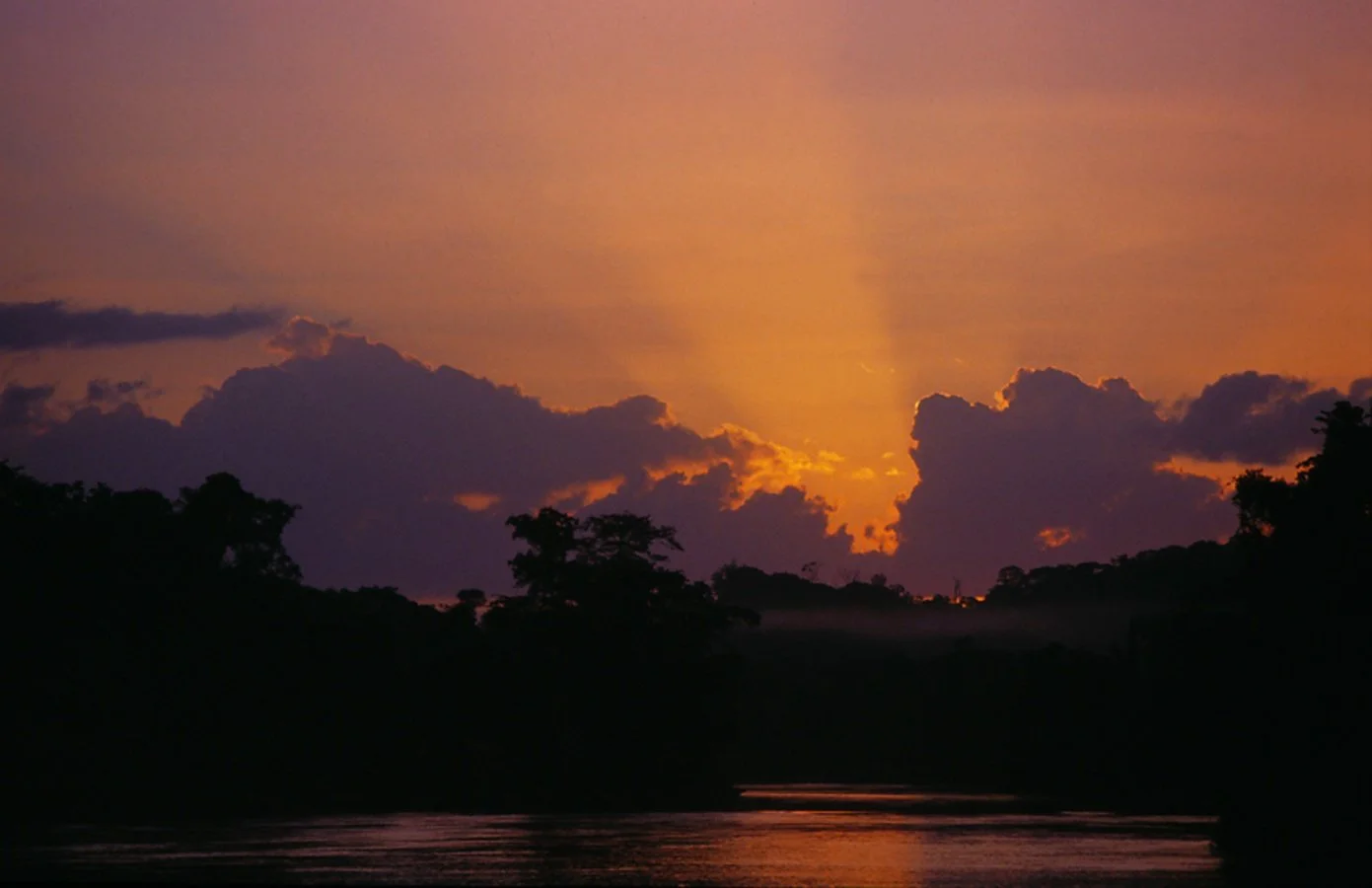 Crépuscule-sur-la-camopi.jpg