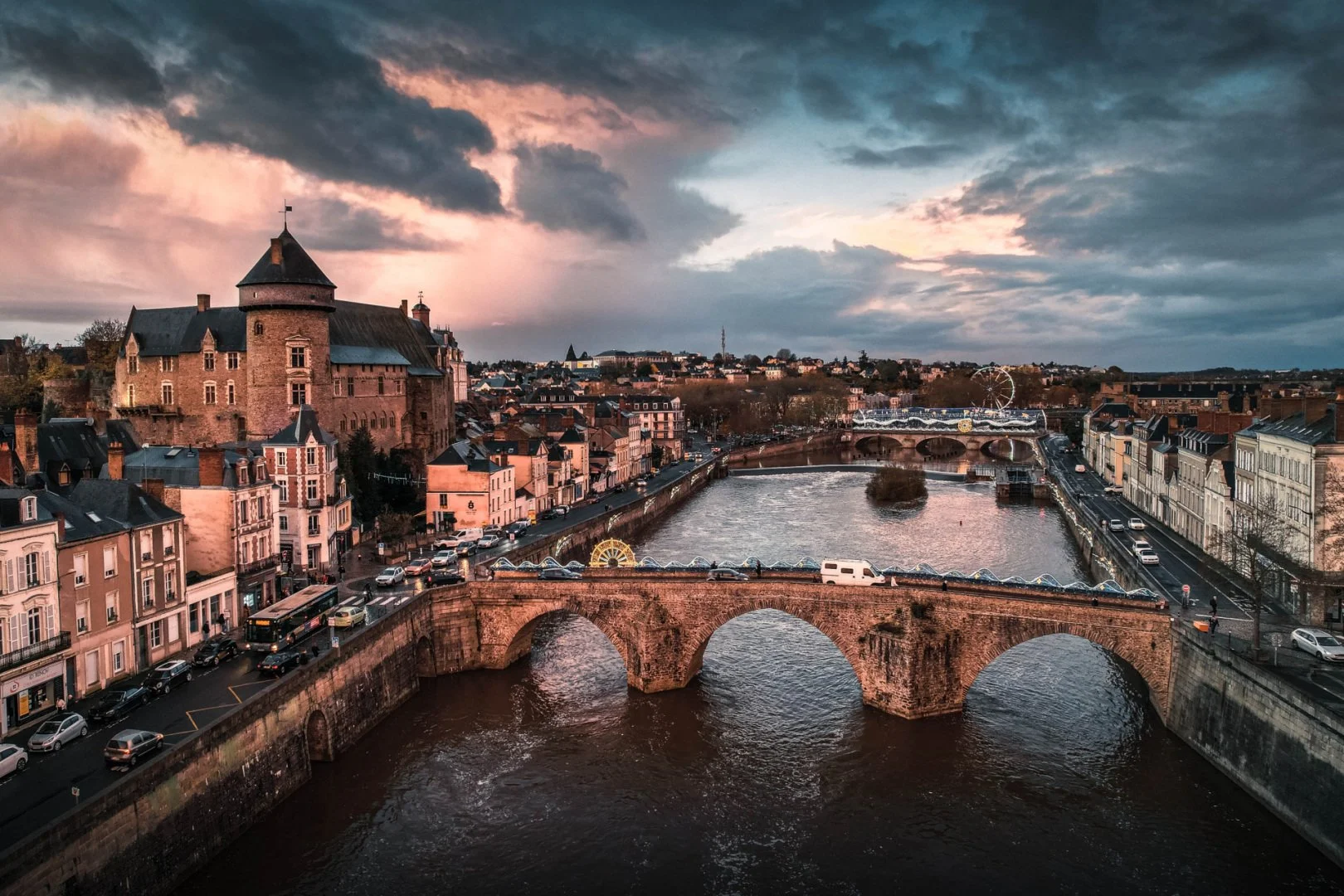 Laval-vue-du-ciel.jpg