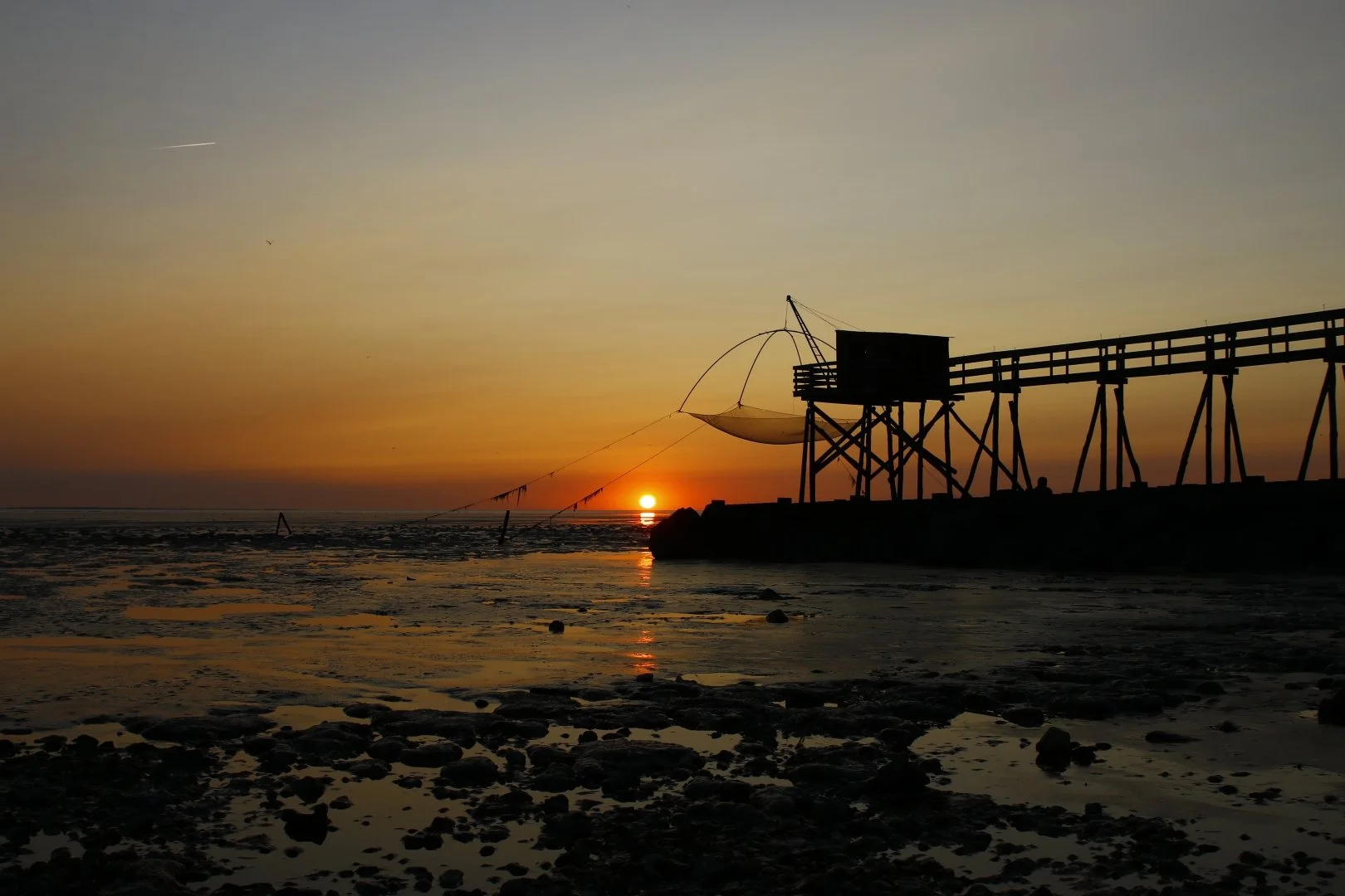 Coucher-de-soleil-sur-les-carrelets-aux-Moutiers.JPG