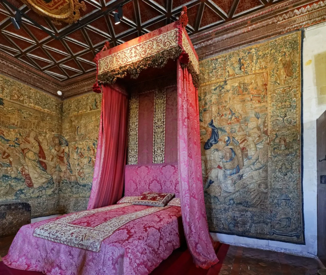 Lit-de-la-chambre-des-cinq-reines.jpg