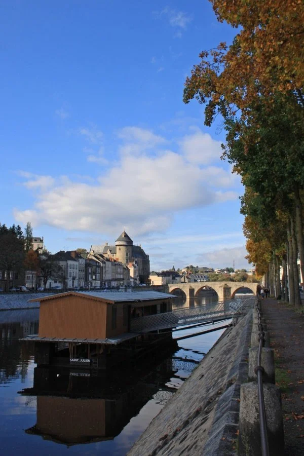 Bateau-lavoir-et-chateau.jpg