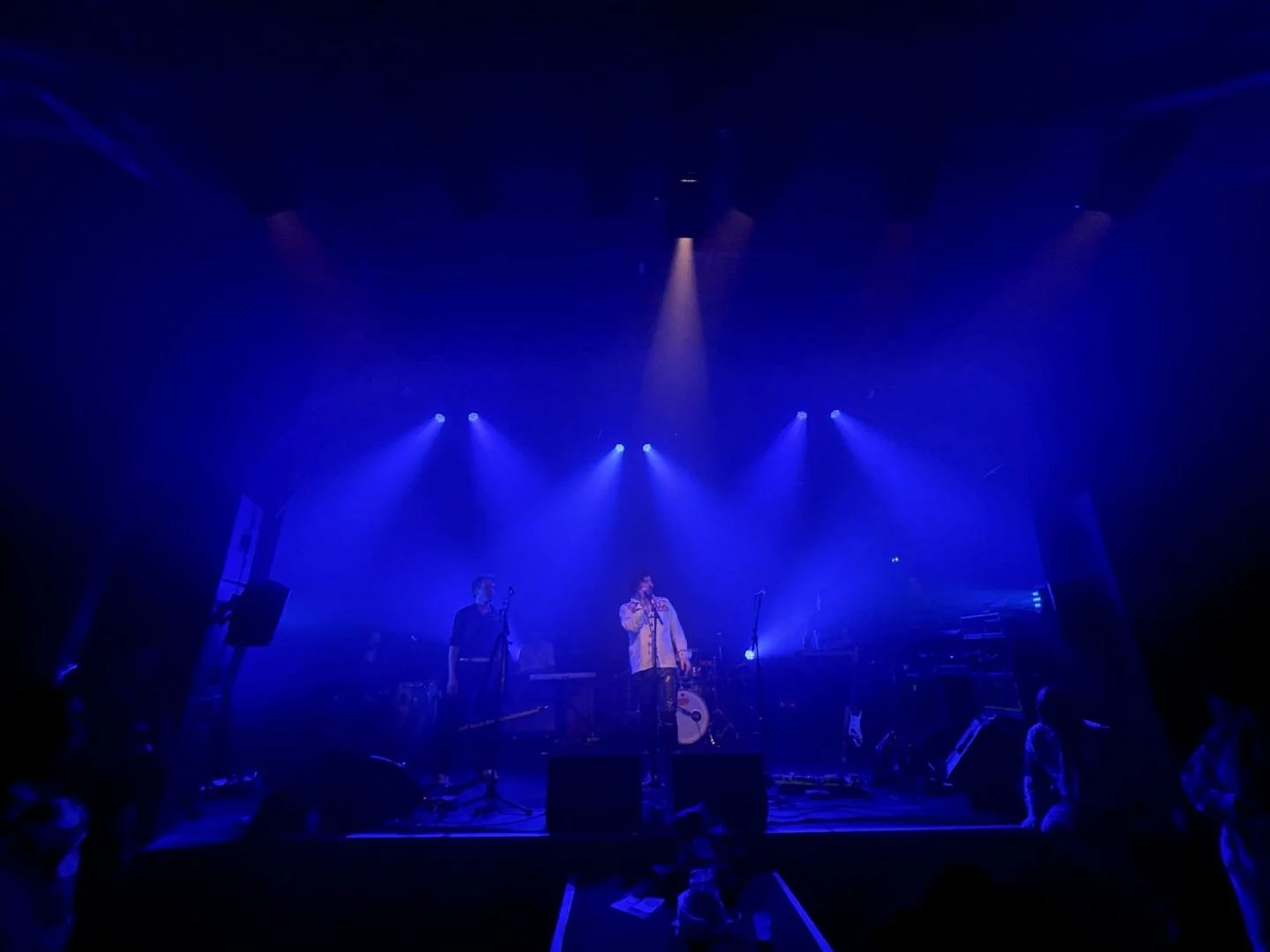 Ambiance-bleue-au-concert-de-Sofiane-Saidi.jpg