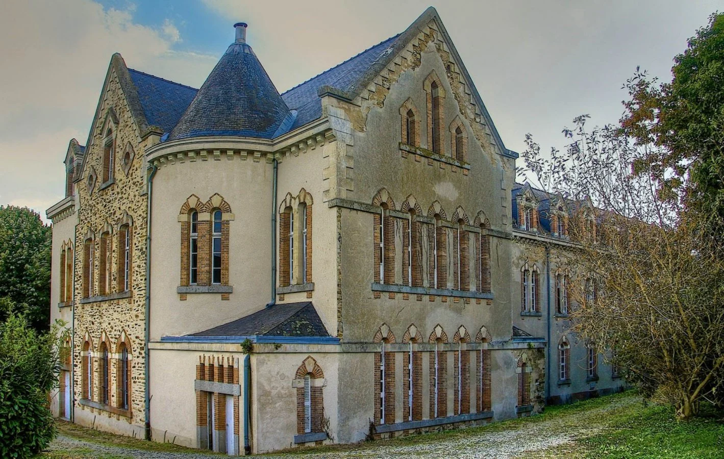 Hôtelerie-de-lAbaye-du-Port-Salut-a-Entrames.jpg