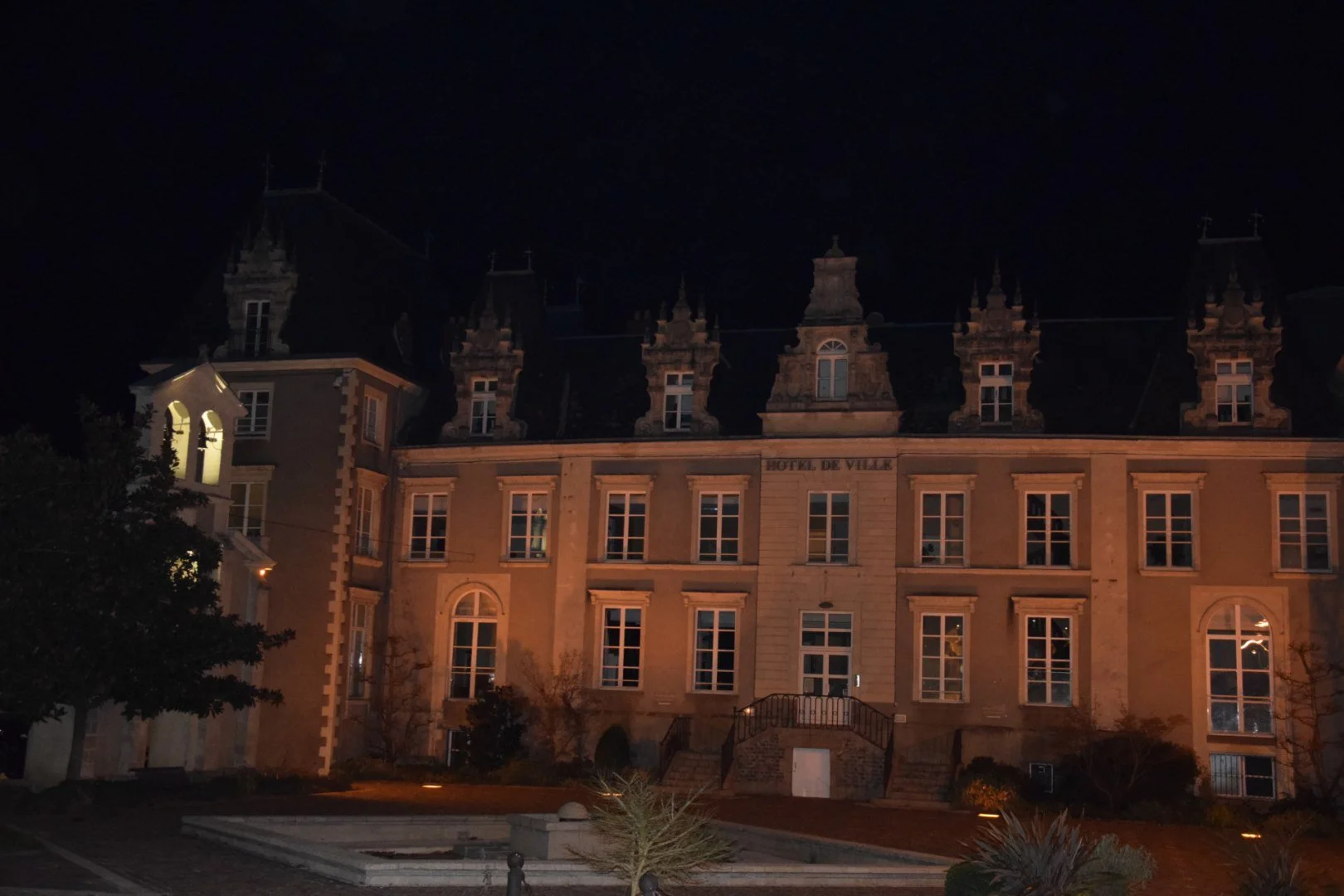 Mairie-de-Change.jpg