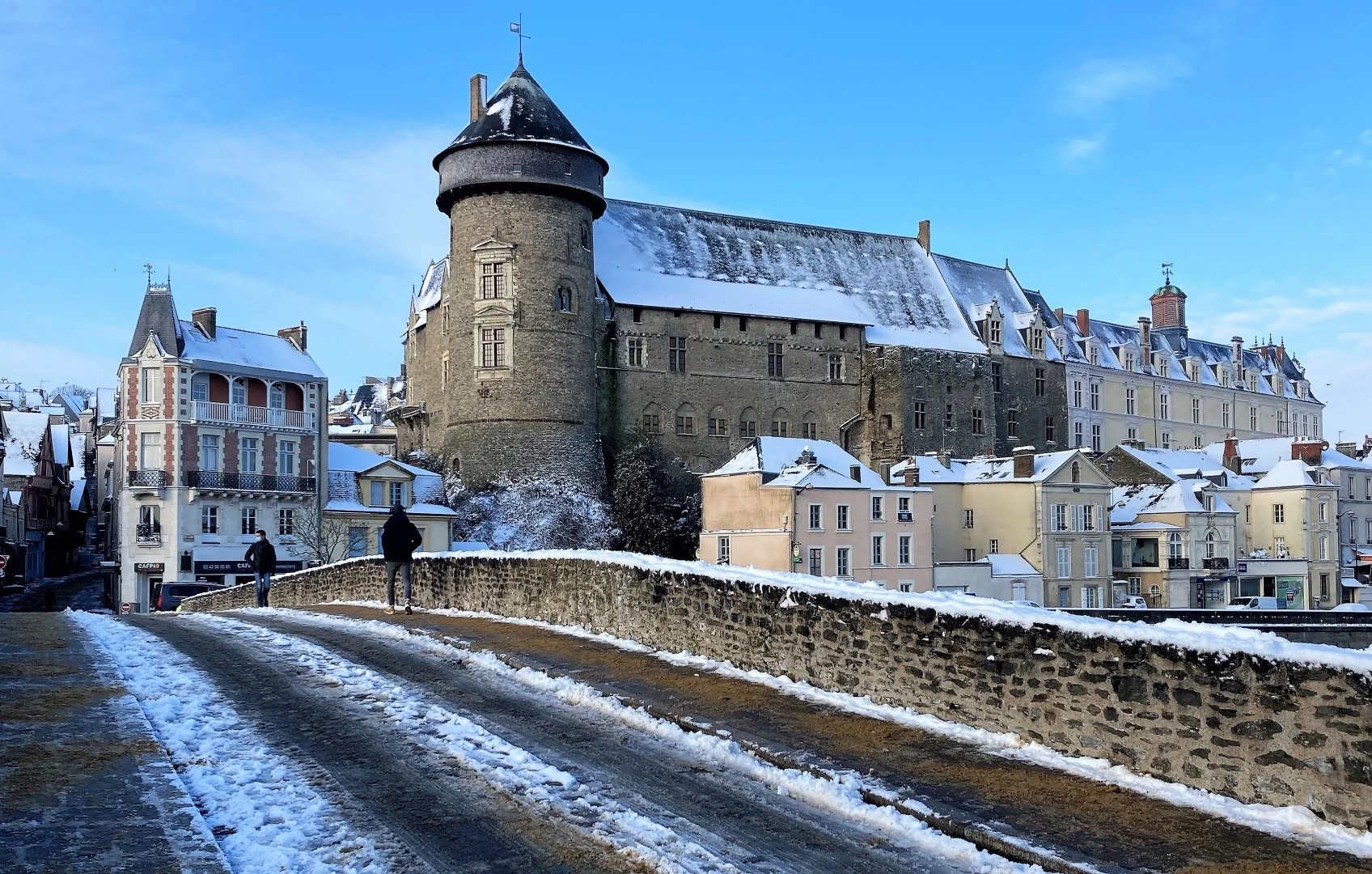 Laval-sous-la-neige.JPG