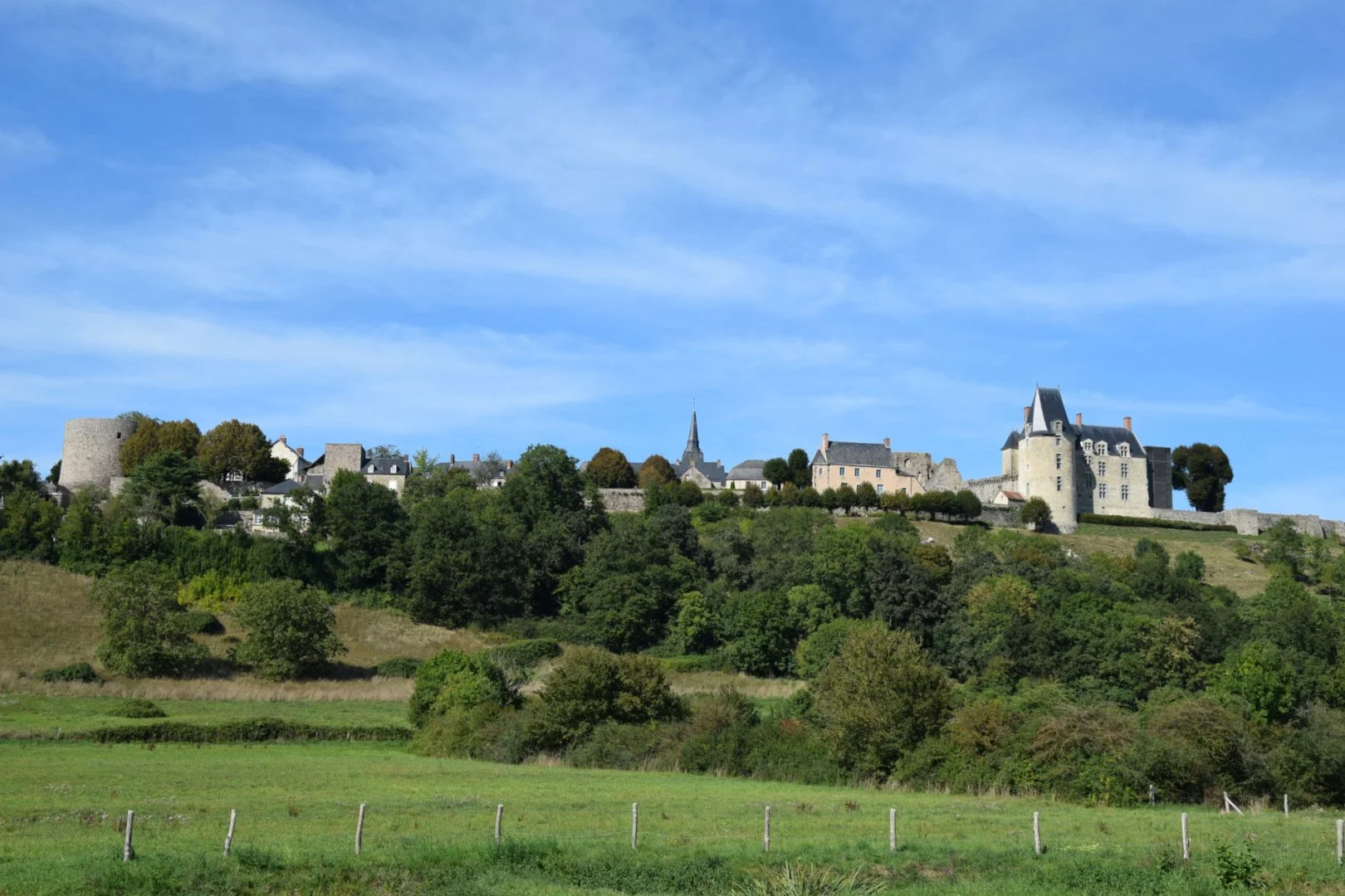 Balade-dans-la-campagne-mayennaise-Ste-Suzanne.jpg
