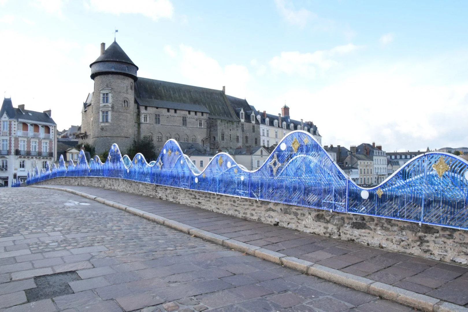le-vieux-pont-de-laval-en-tenue-de-fete.jpg